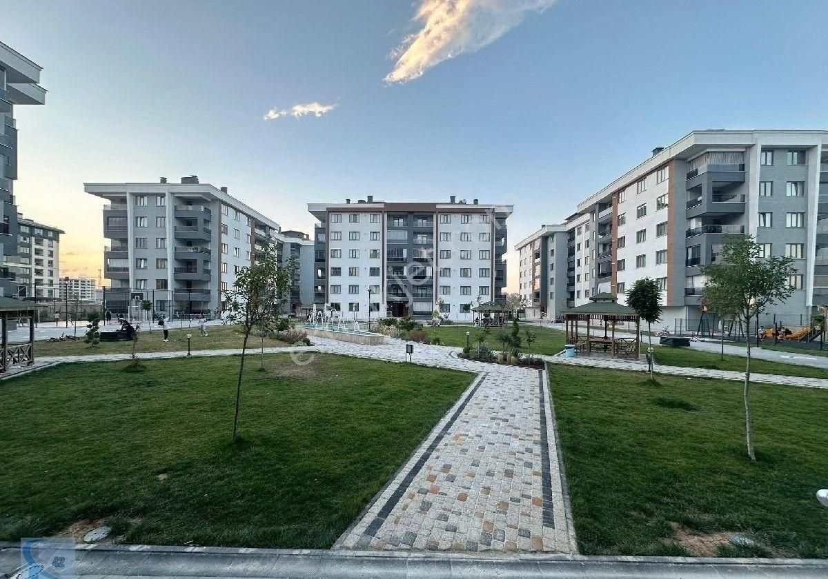 Kule 42 Emlak'tan Gazze Caddesi Üzeri Uyar Park Sitesi Arakat 3+1 Satılık Daire