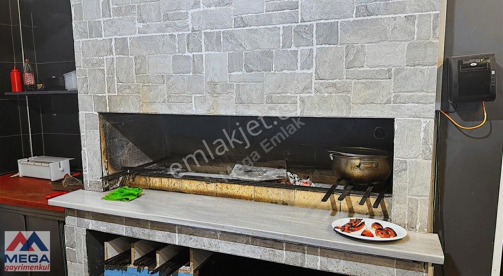 Kızıltoprak Thy Karşısında Köşe Ön Kullanımlı Dükkan