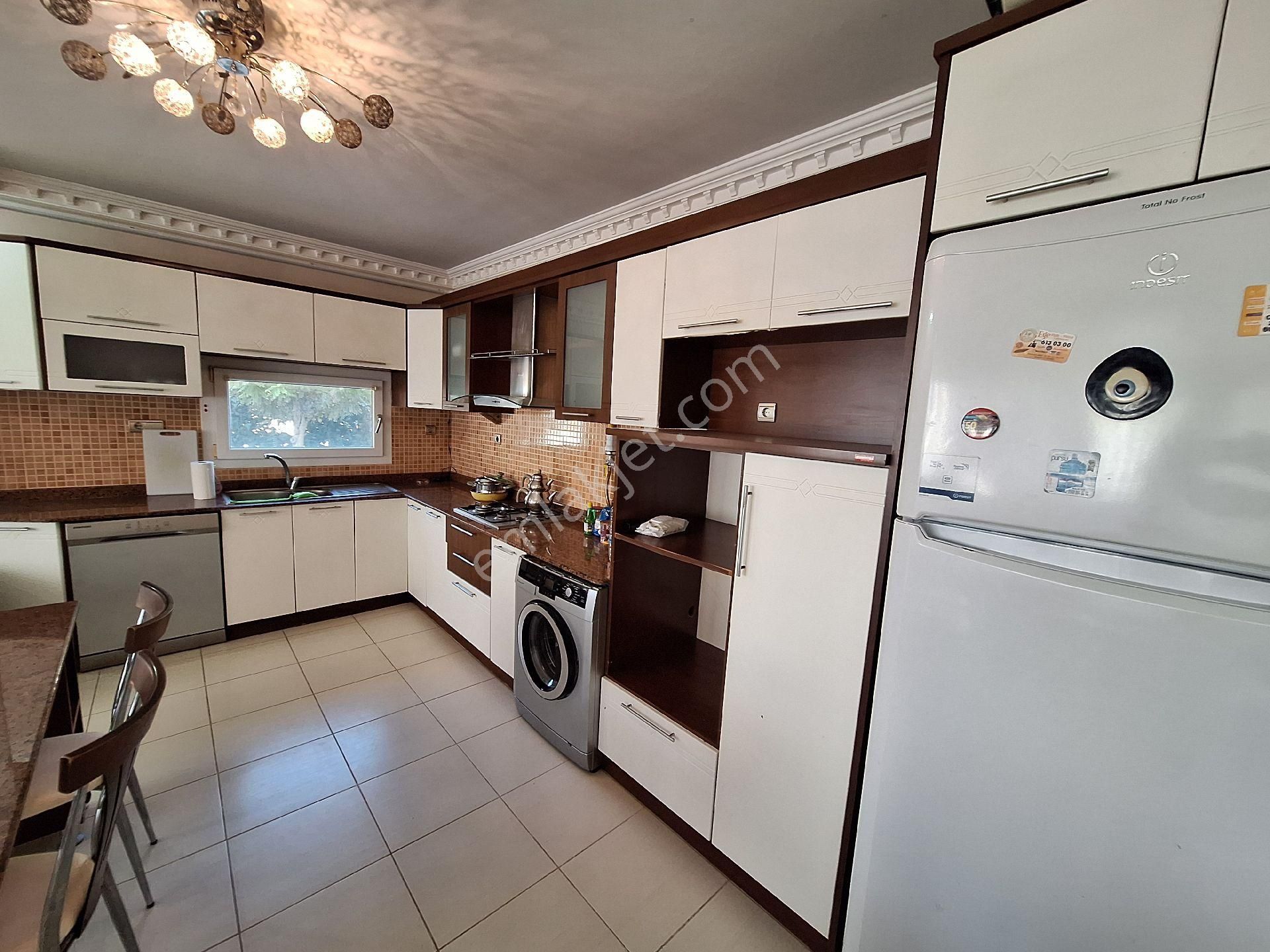 Kuşadası Ege Mahallesinde Havuzlu Doğalgaz Isıtmalı Rezidans 3+1 Eşyalı/eşyasız Kiralık Daire - Görsel 6