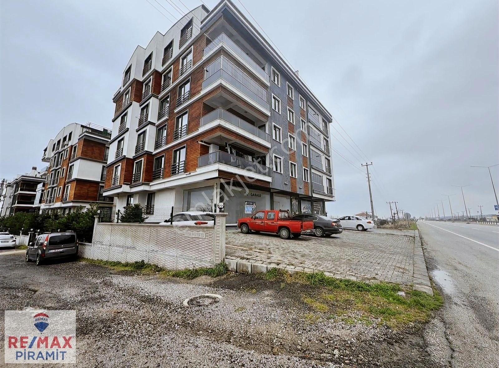 Lapseki'de Deniz Manzaralı Fırsat Geniş 2+1 Daire