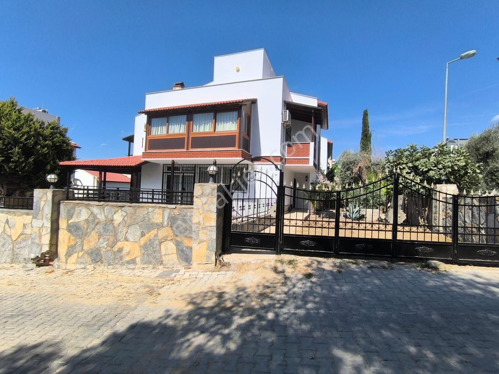 Kuşadası Kadınlar Denizinde Tek Müstakil Özel Havuzlu 6+2 Satılık Villa - Görsel 2