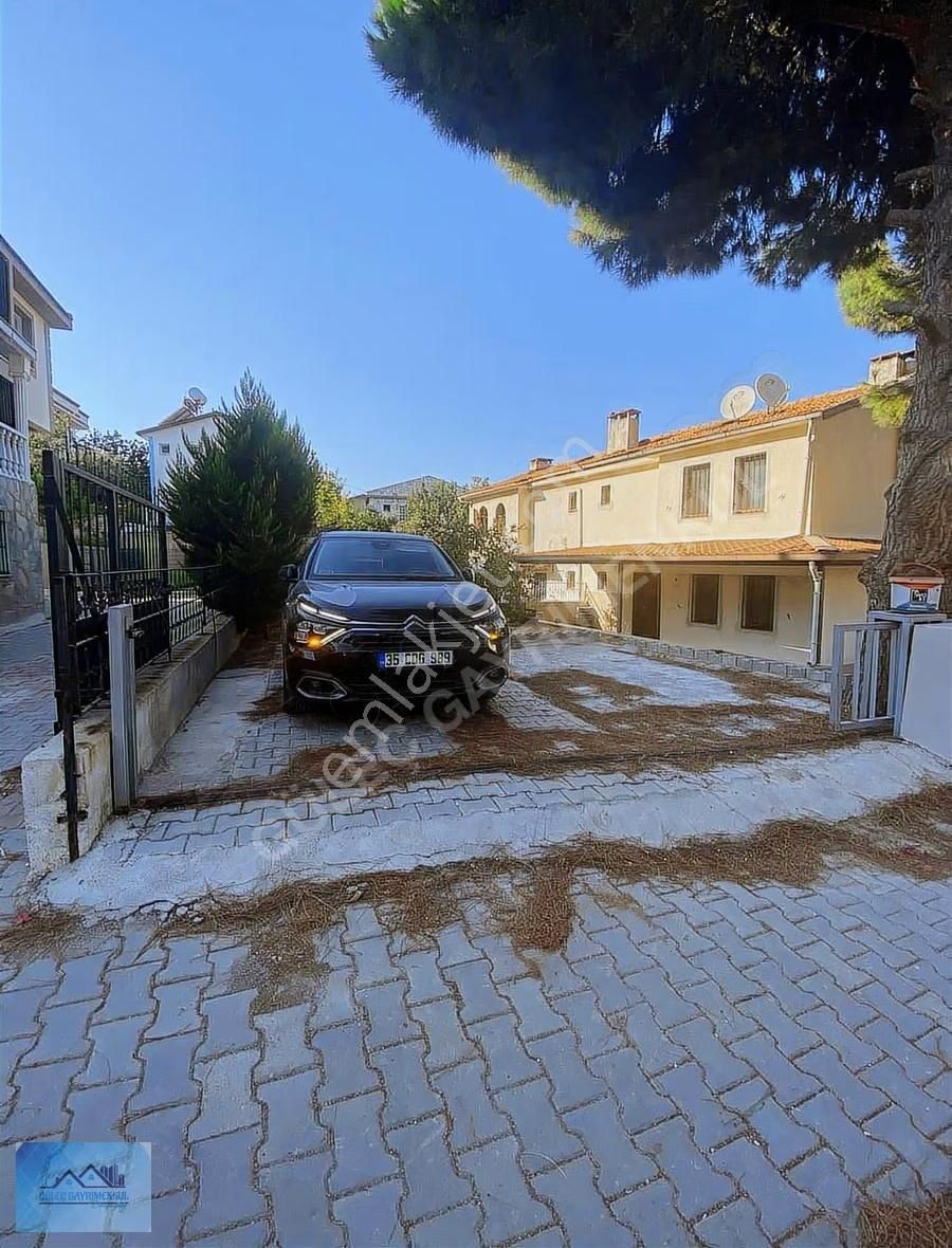 Yeni Foçada Donatkent Sitesinde Satılık Villa