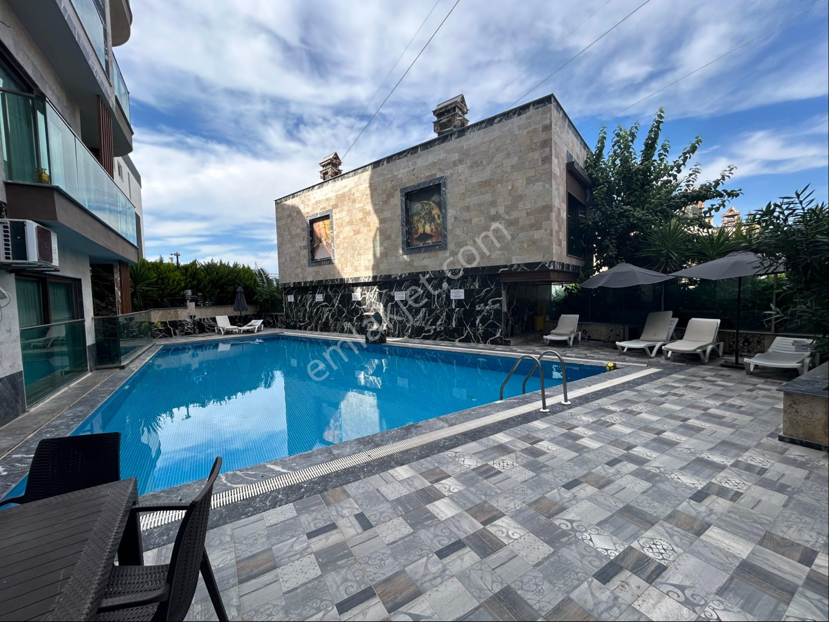 Kuşadası Merkezde Satılık Muhteşem Bahçeli Rezidans Daire - Görsel 2