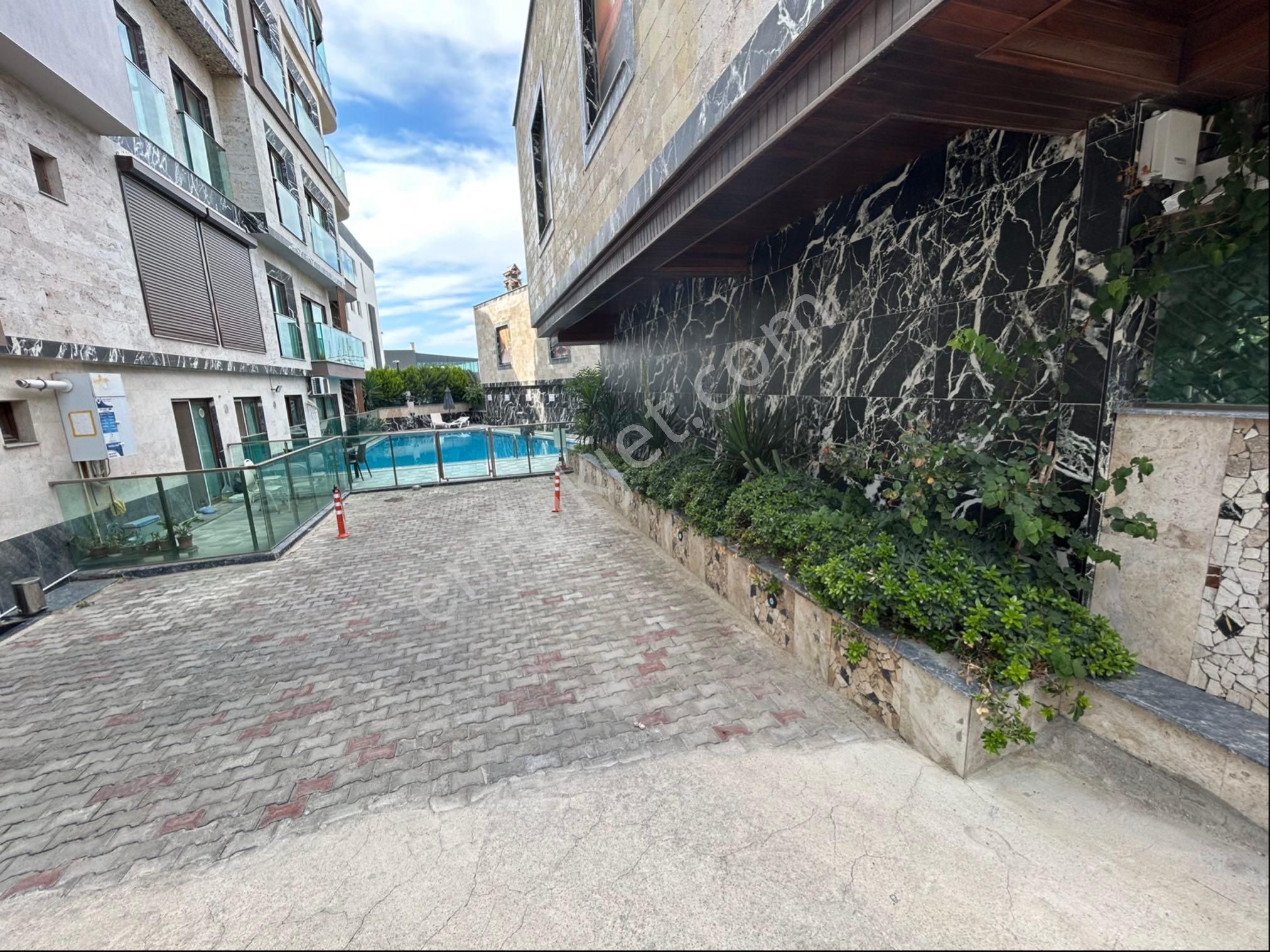 Kuşadası Merkezde Satılık Muhteşem Bahçeli Rezidans Daire - Görsel 23