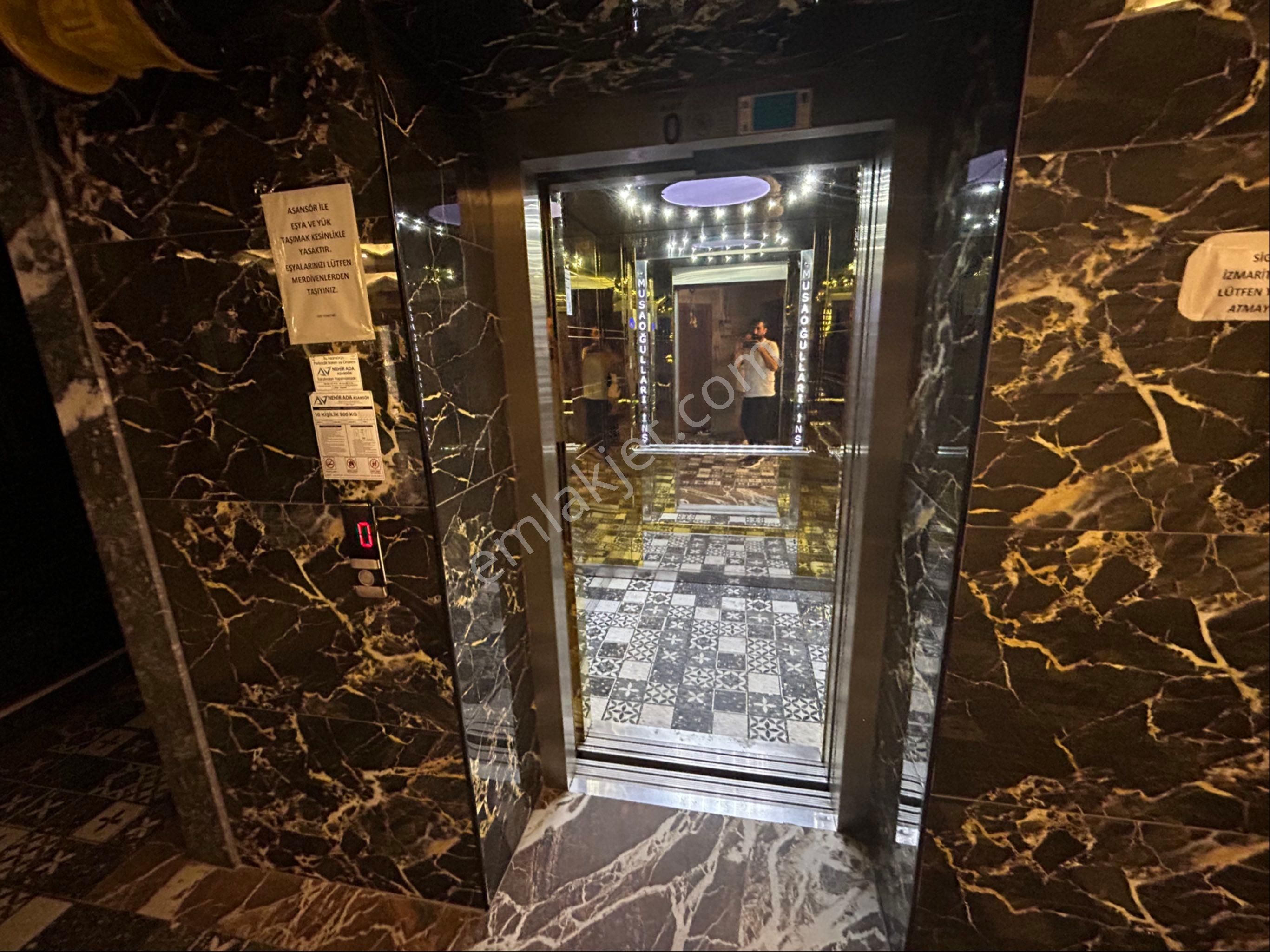 Kuşadası Merkezde Satılık Muhteşem Bahçeli Rezidans Daire - Görsel 11