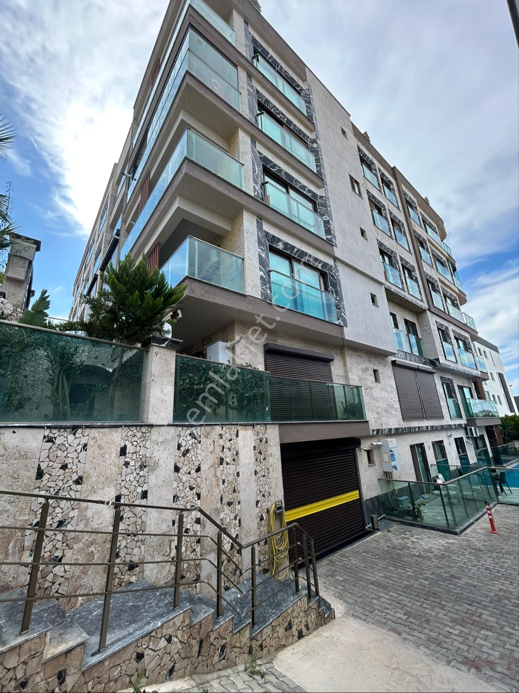 Kuşadası Merkezde Satılık Muhteşem Bahçeli Rezidans Daire - Görsel 3