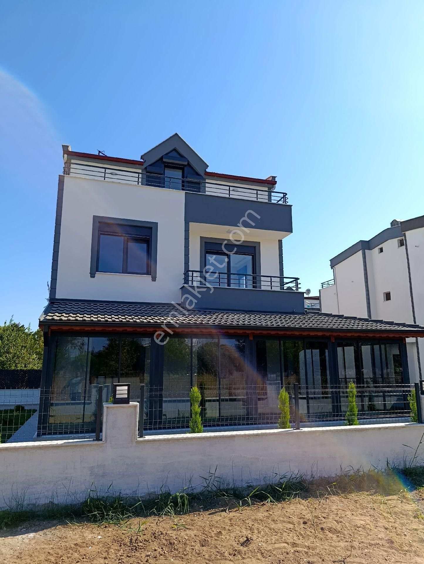 Taş Emlak'tan Geniş Bahçeli Sıfır Villa - Görsel 2