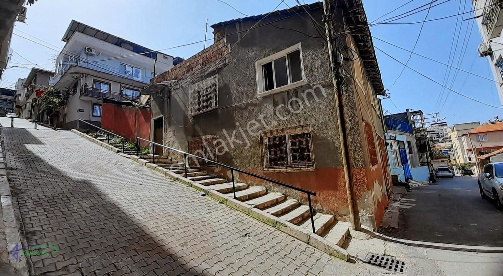 Gültepe'de Satılık İki Katlı Müstakil Ev