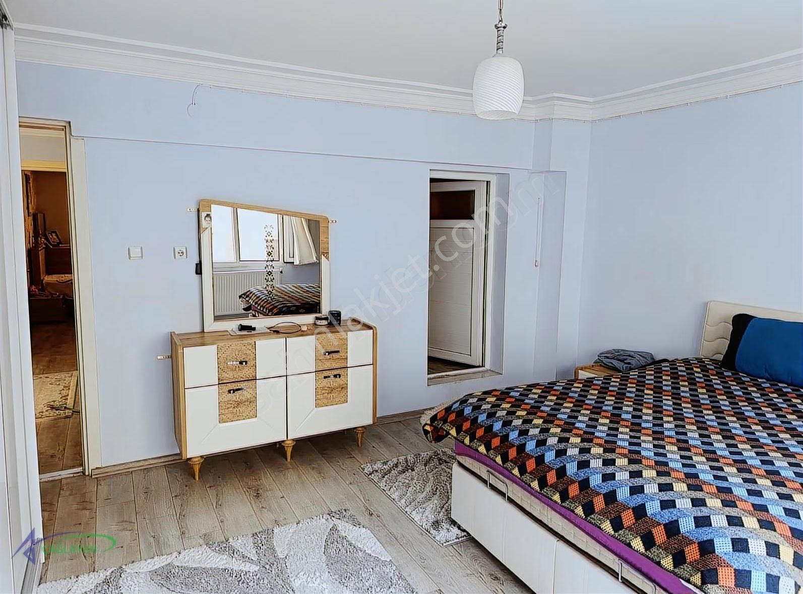 Bornova Mevlana Mahallesinde Ful Tadilatlı Satılık Daire - Görsel 2