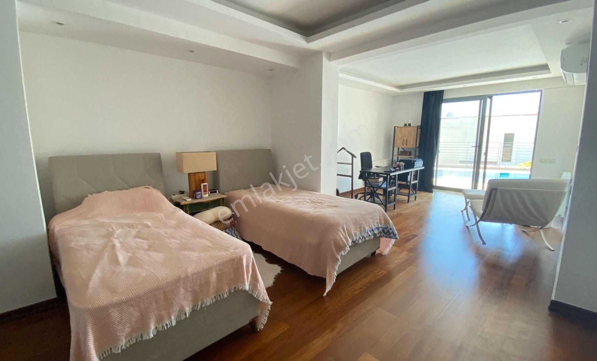 Bodrum Merkezde Müstakil Satılık Tripleks Havuzlu Villa - Görsel 29