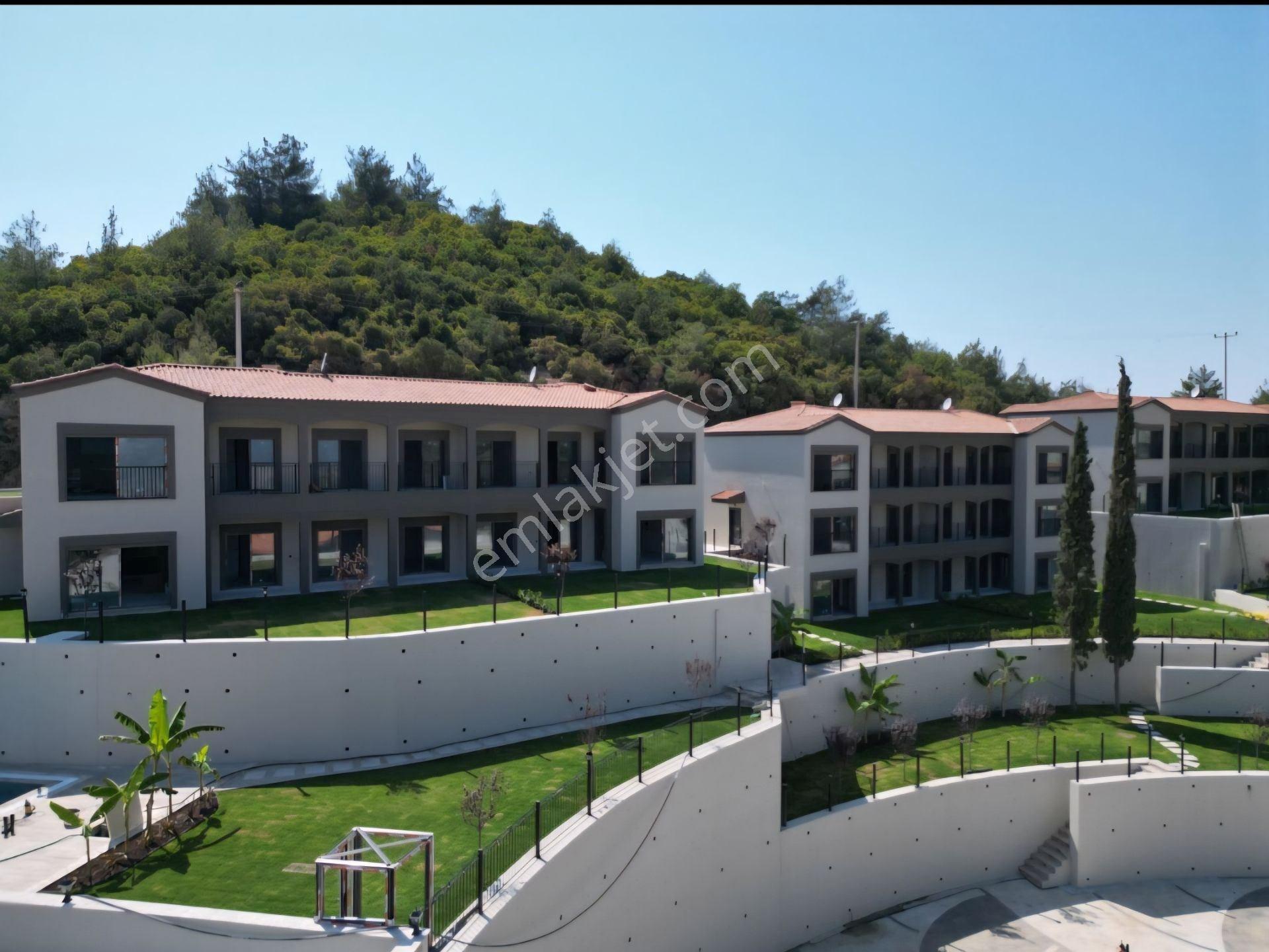 Kuşadasında Yatay Mimari Tek Katlı Otoparklı Projeden Daireler - Görsel 18