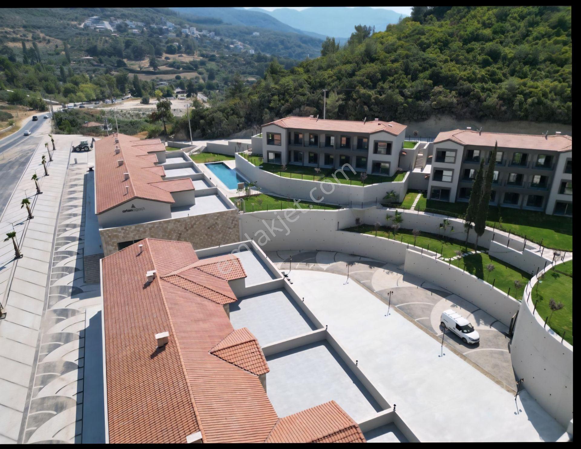 Kuşadasında Yatay Mimari Tek Katlı Otoparklı Projeden Daireler - Görsel 19