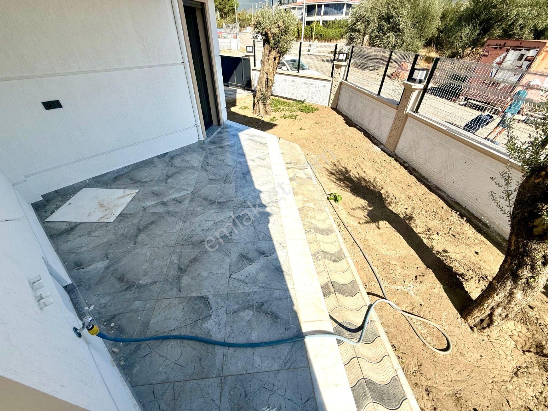 ▶ ▶ Akçay Körfez'den Geniş Bahçeli Şık Tasarımlı 3+1 Sıfır Satılık Villa - Görsel 4