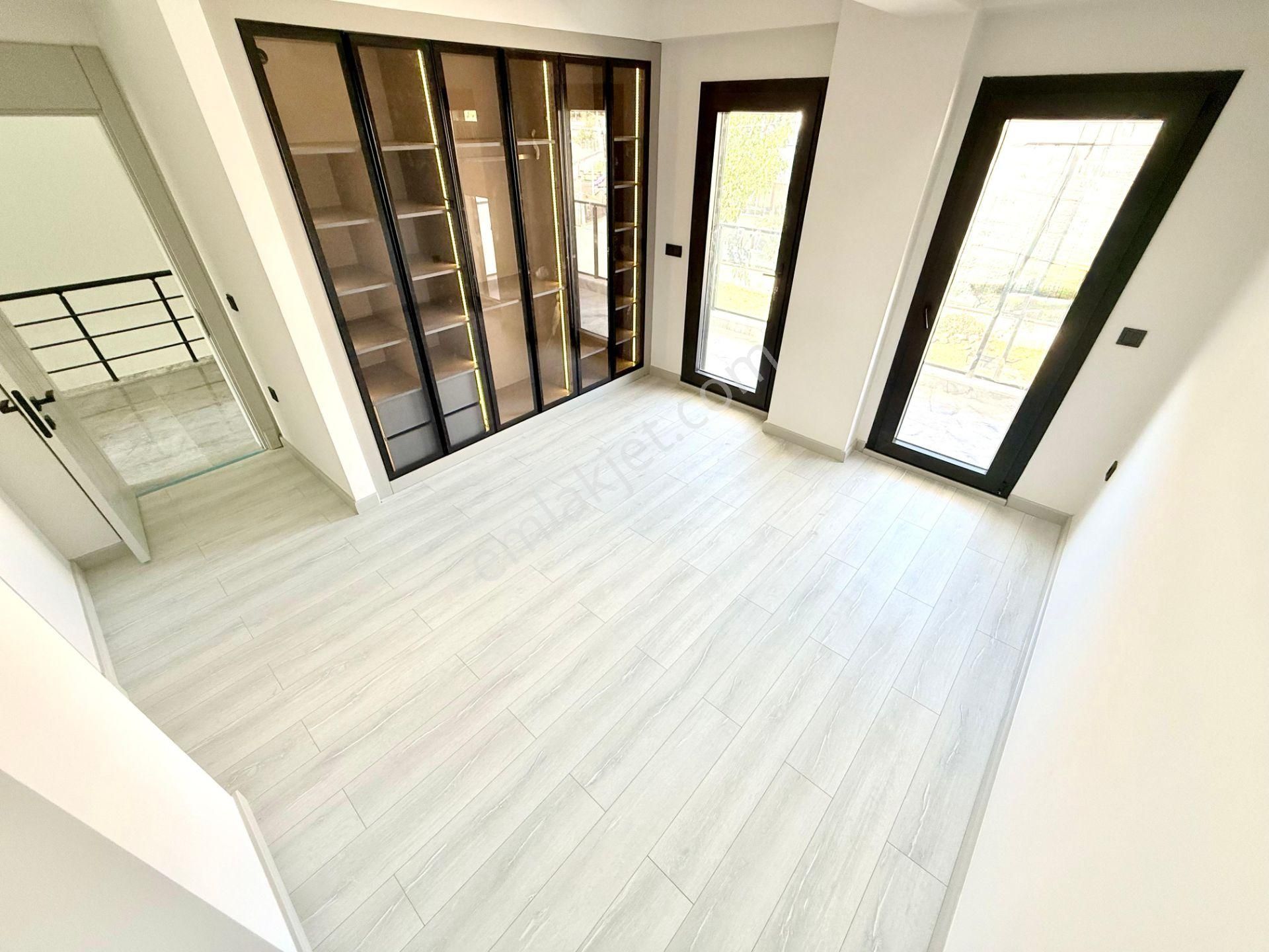 ▶ ▶ Akçay Körfez'den Geniş Bahçeli Şık Tasarımlı 3+1 Sıfır Satılık Villa - Görsel 12