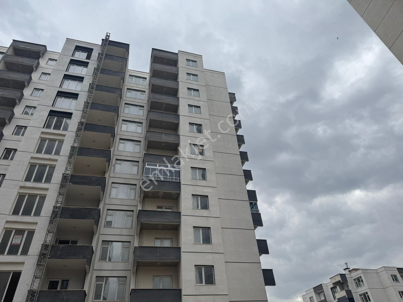 Yeni Hayat Evlerinde E Blokta Arakat 4+1 Satılık Daire - Görsel 5