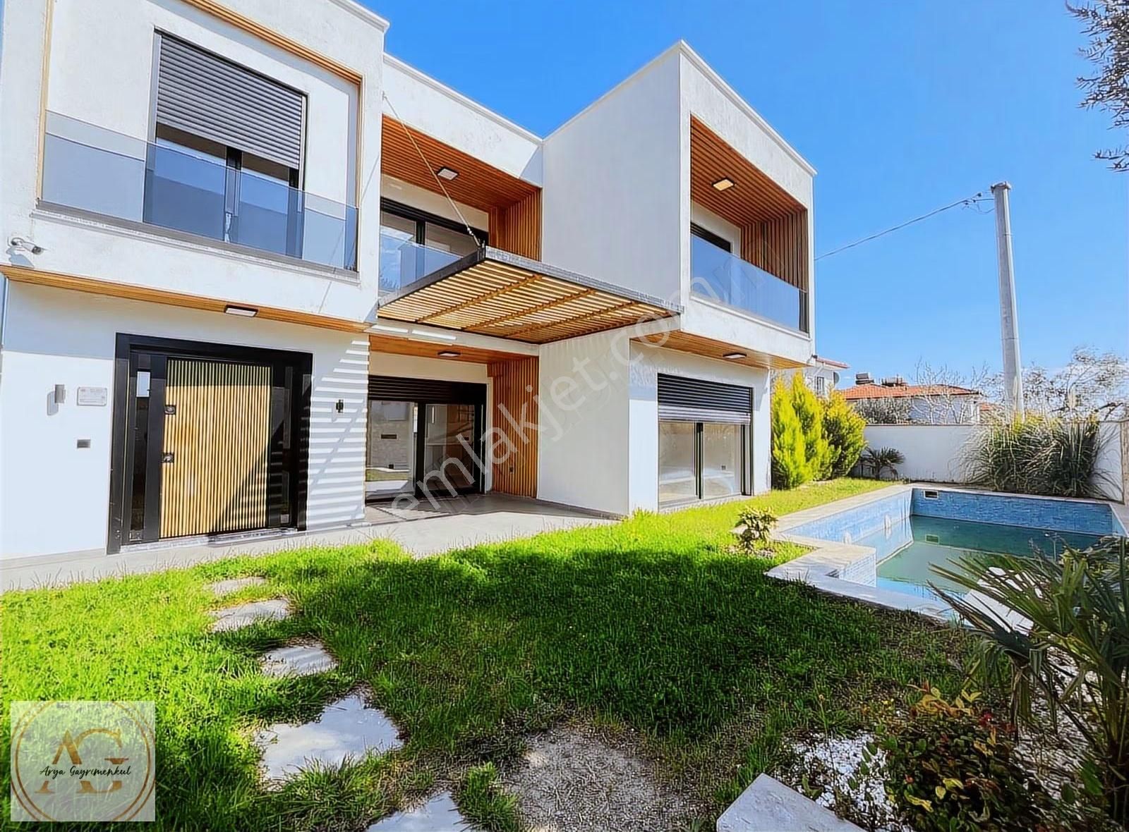 Arya'dan Güre'de Havuzlu Saunalı 5+1 Tam Müstakil Satılık Villa