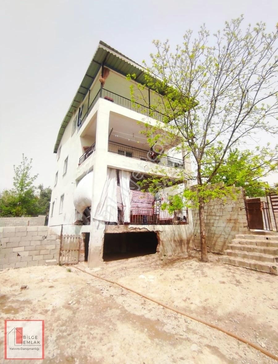 Aksu Mandırlar'da 3 Katlı Bahçeli Müstakil Ev