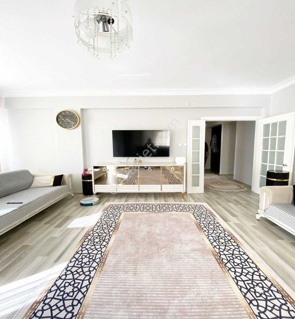 Avcılar Ambarlı Mahallesinde Cadde Üzeri 3+1 Ferah Satılık Daire