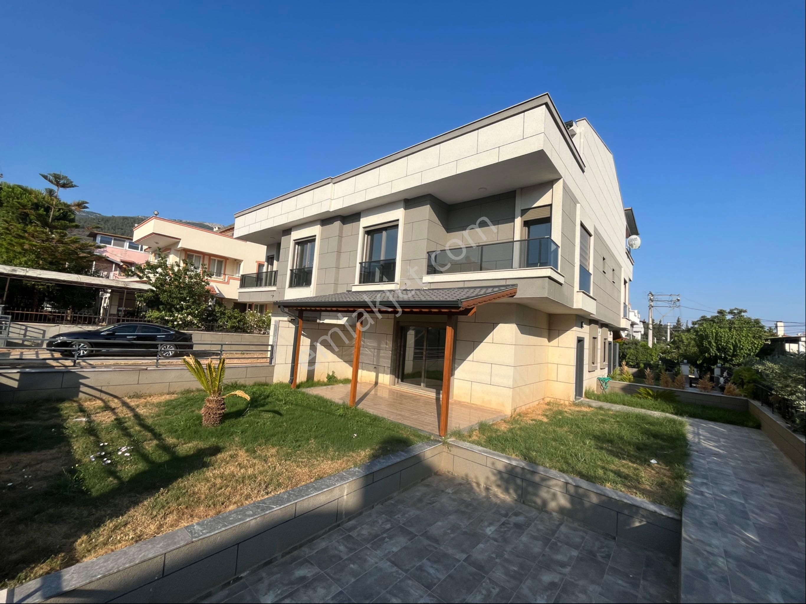 Ortamahallede Otoparklı Köşe Villa