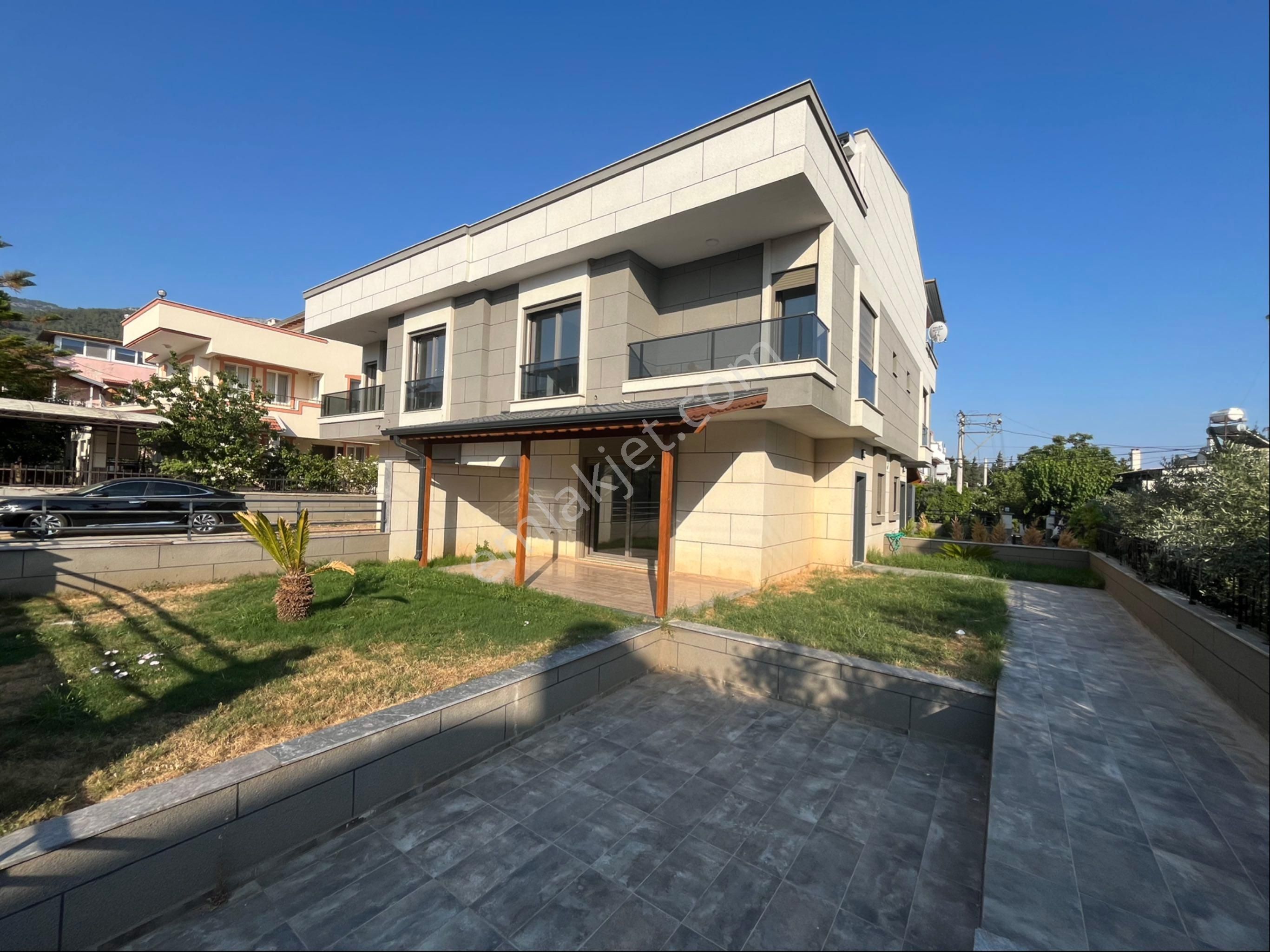 Ortamahallede Otoparklı Köşe Villa - Görsel 11