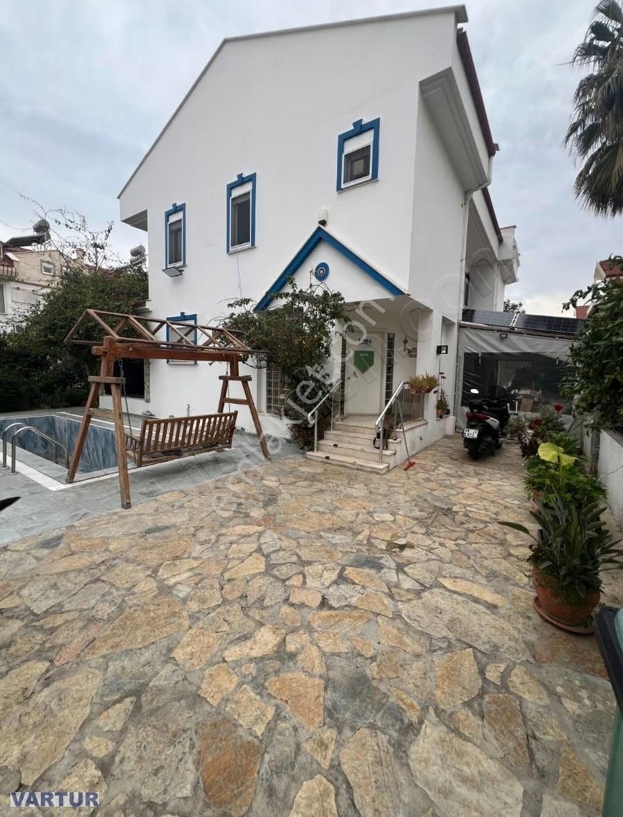 Fethiye Şehir Merkezinde Denize 2. Sıra Lüks Tripleks Villa - Görsel 23