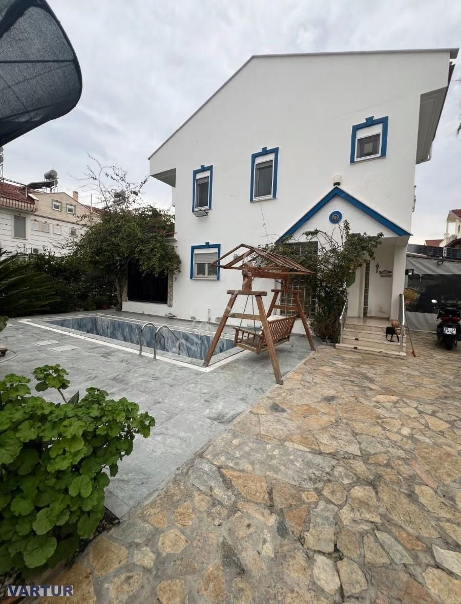 Fethiye Şehir Merkezinde Denize 2. Sıra Lüks Tripleks Villa - Görsel 16