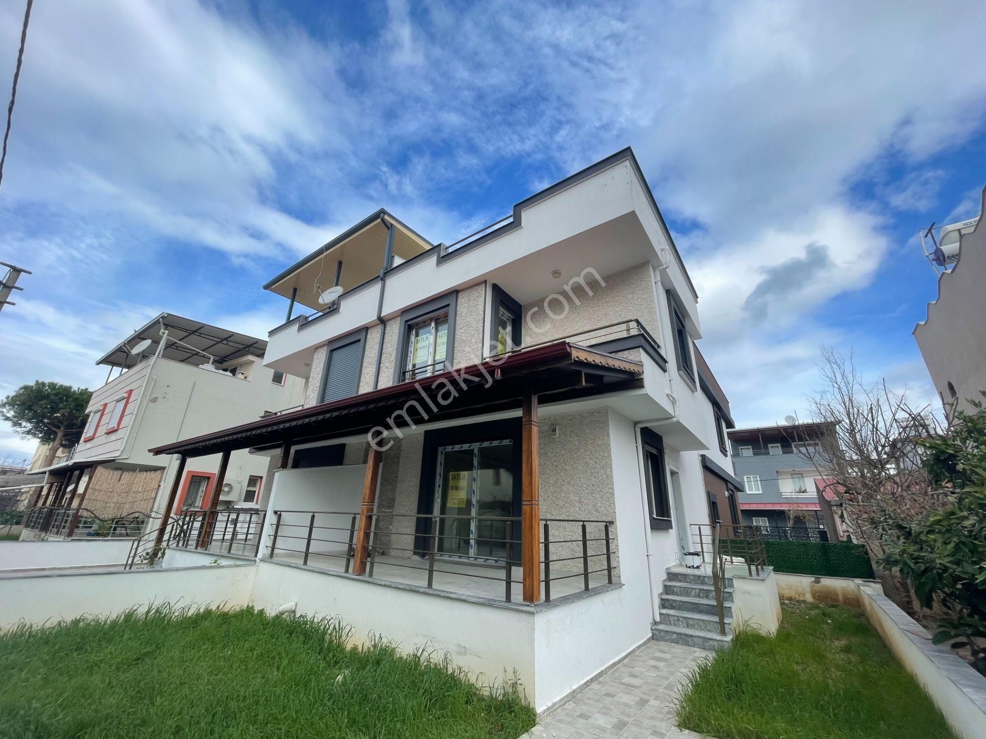 Seferihisar Doğanbey'de Satılık Ferah Konum Denize Çok Yakın 3+1 Lüks Villa