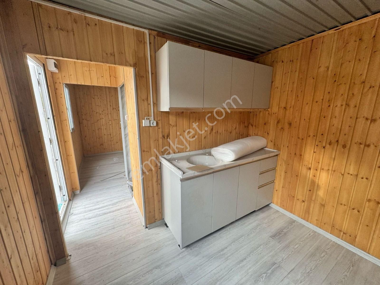 İçi 1.sınıf Çam Lambriden Dışı Yalıtımlı Sandviç Panelden İmal Edilmiş 21m2 2oda Wc+lv+duş Konteyner