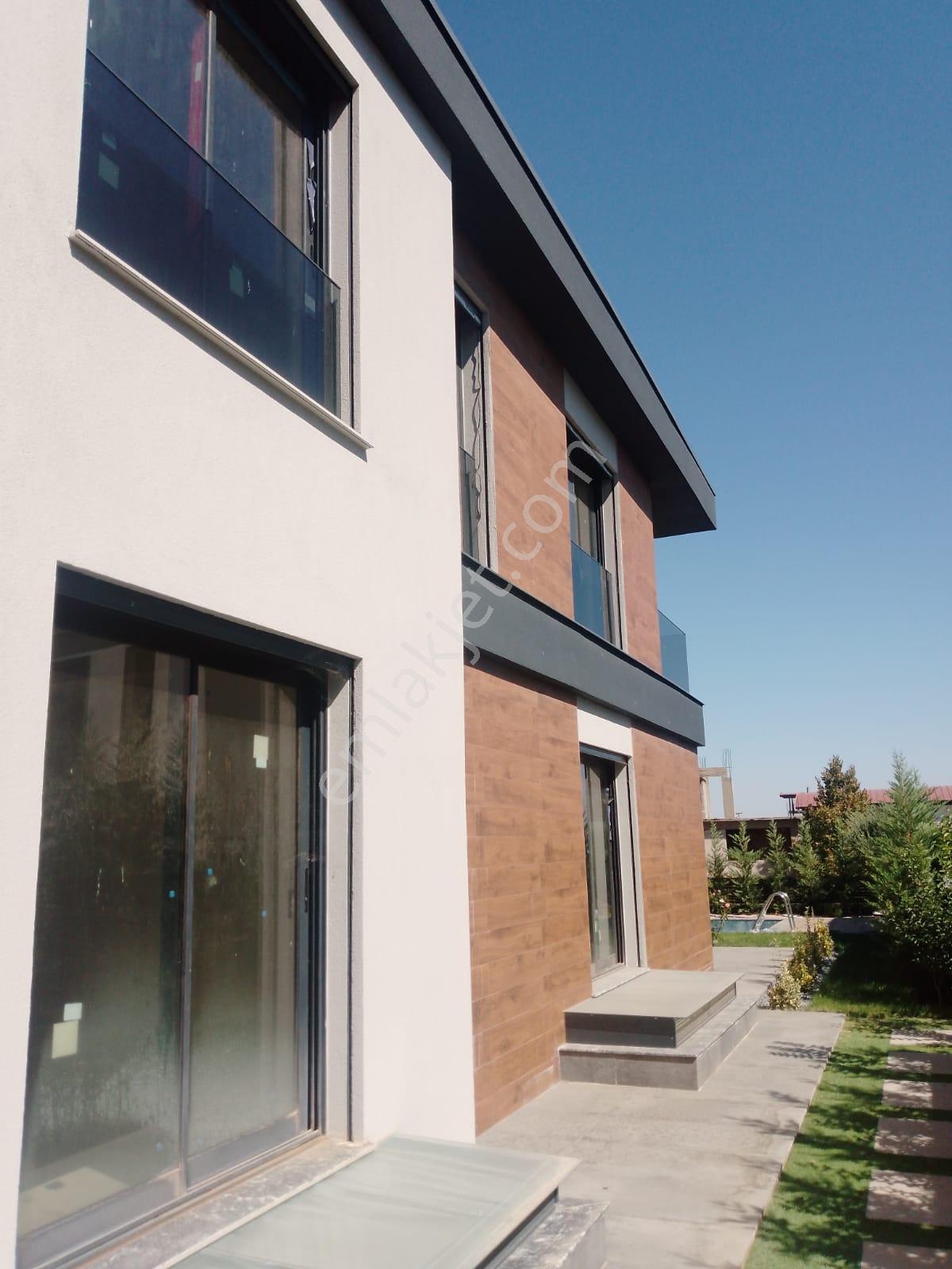 Şirinköyde Doğa Manzaralı Satılık Havuzlu Villa