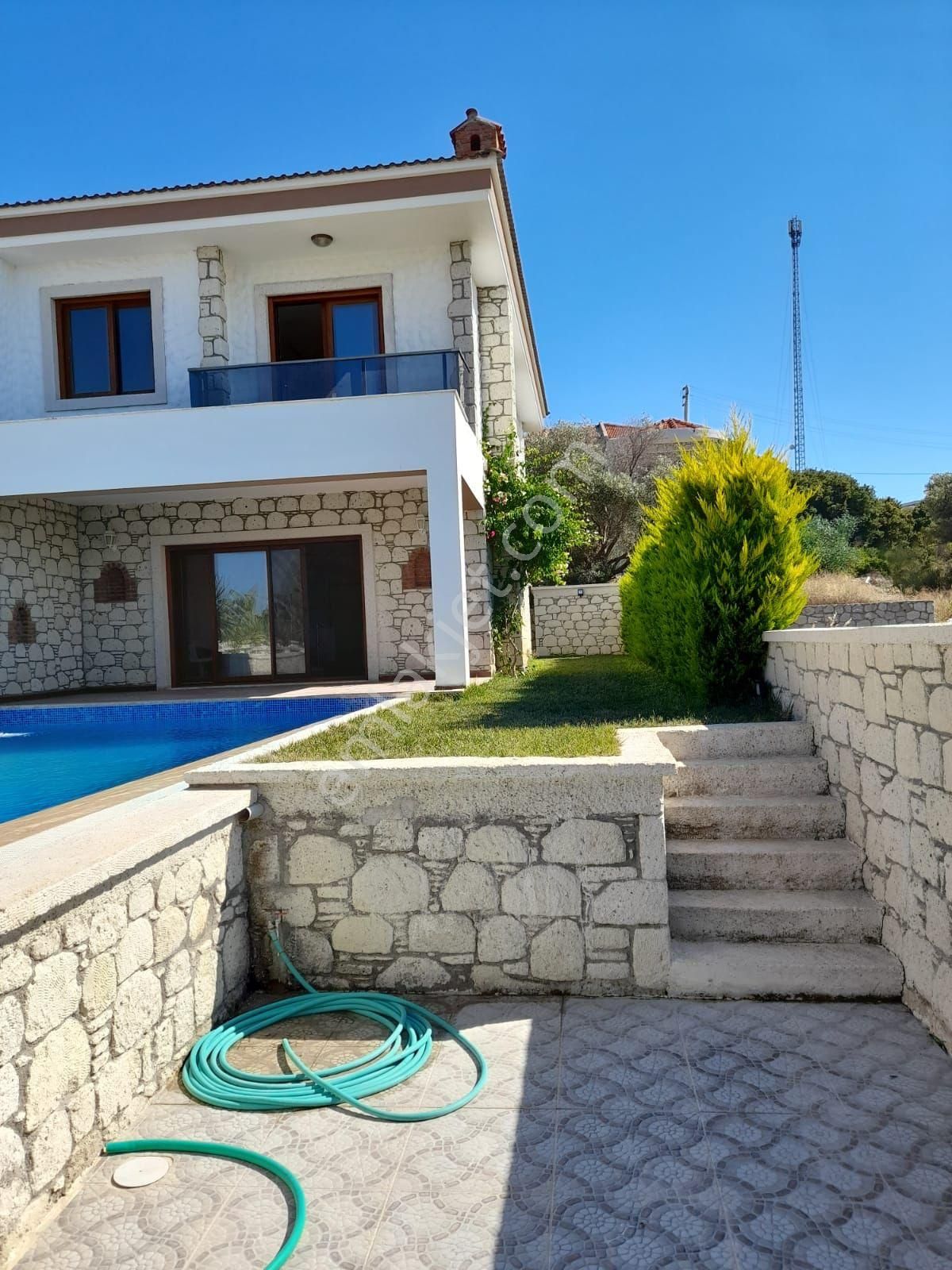 Alaçatı Gayrimenkulden Şifne'de Denize Yakın Sıfır Havuzlu Villa