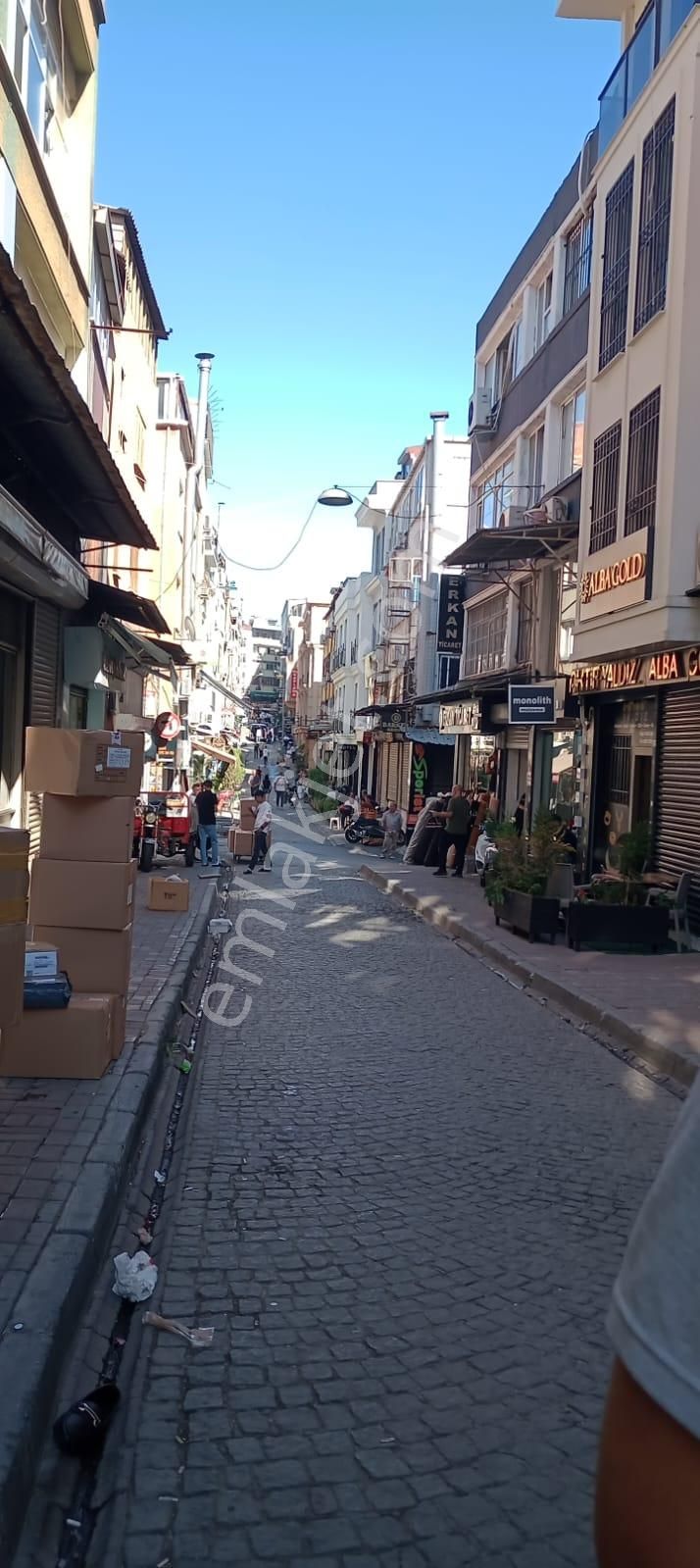Beyazıt Gedikpaşa Da İş Hanı İcerisinde Satılık Dükkan