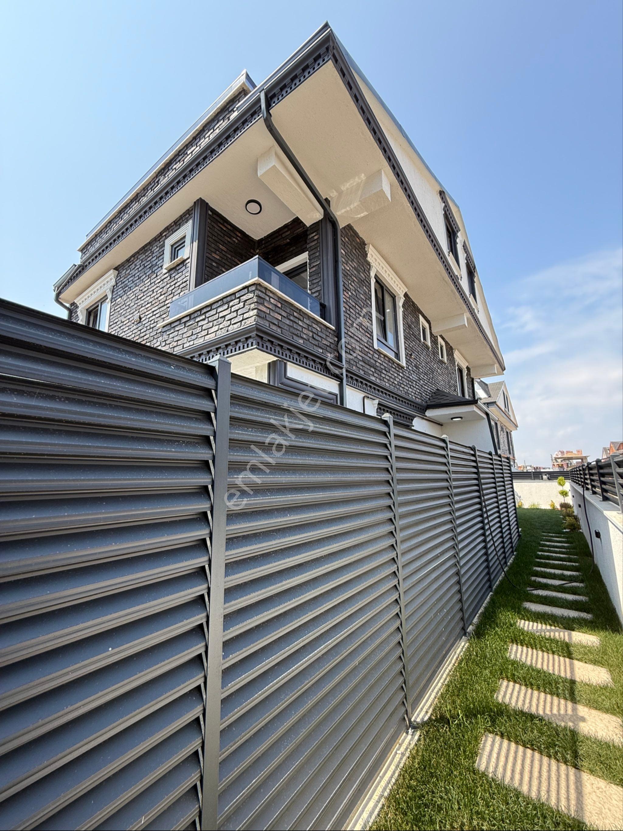 Denize Yürüme Mesafede Havuzlu Lüks Tripleks Villa - Görsel 3