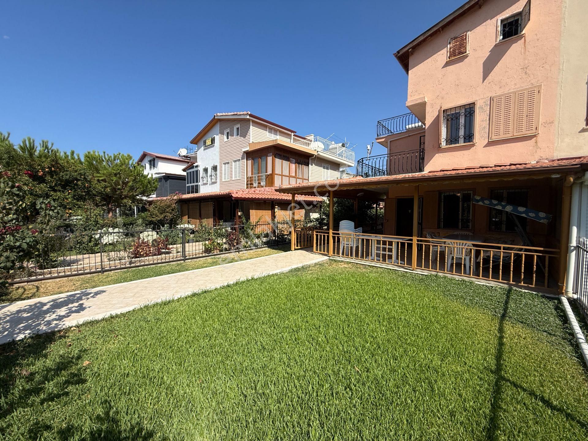 Davutlarda Denize Çok Yakın Geniş Bahçeli 3+1 Tripleks Yazlık