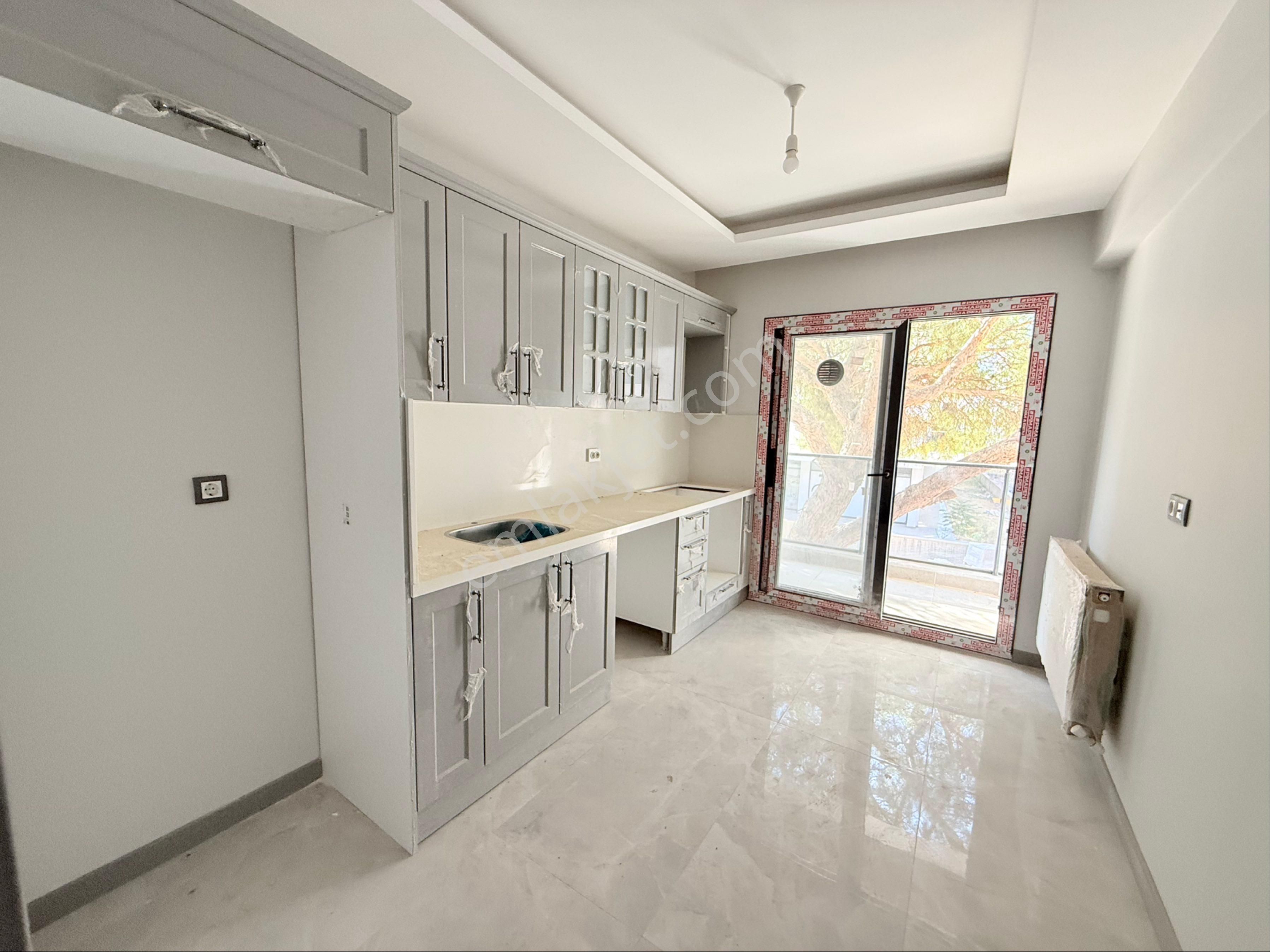 Emlak Center'dan Muradiye Mah Satılık 2+1 Kapalı Mutfaklı Daire