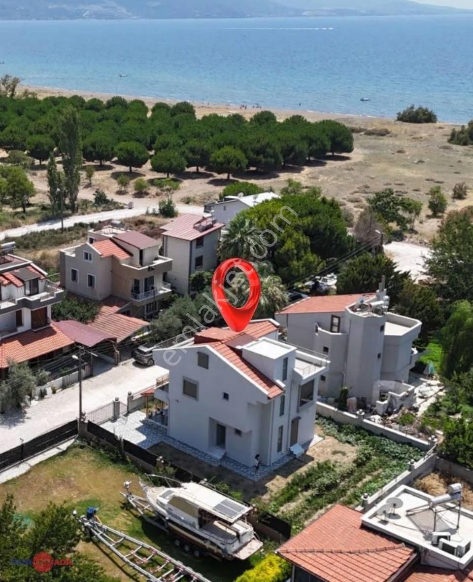 Dikili Kabakum'da Satılık Müstakil 4+1 Villa