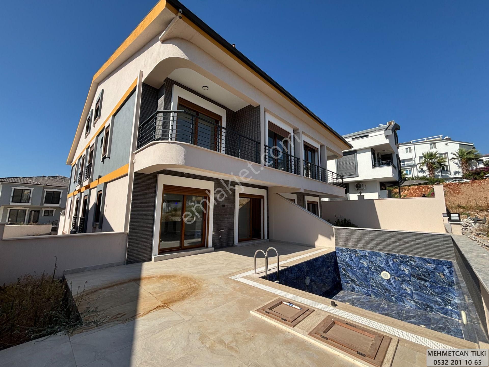 Didimde Satılık 5+1 Çok Geniş Sıfır Tripleks Havuzlu Villa