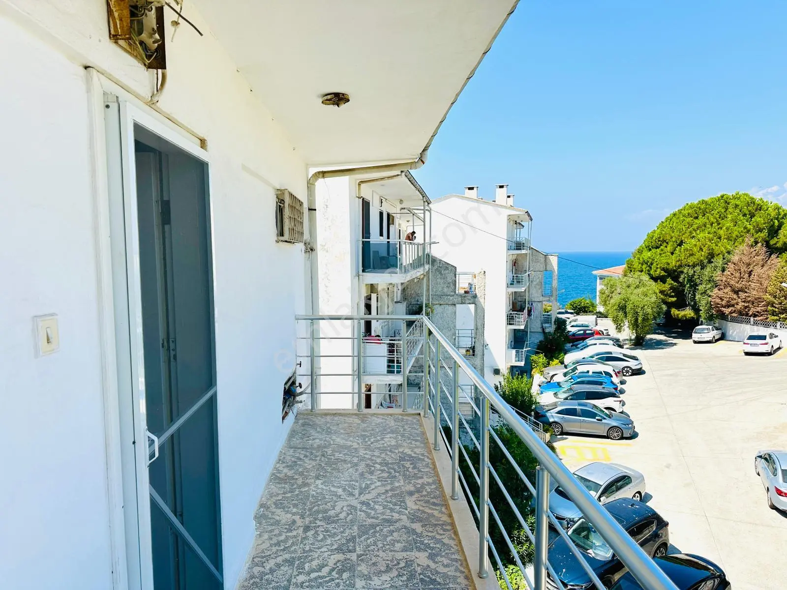Denize Sıfır Seçkin Sitesinde Deniz Manzaralı 2+1 Daire Satılık - Görsel 2