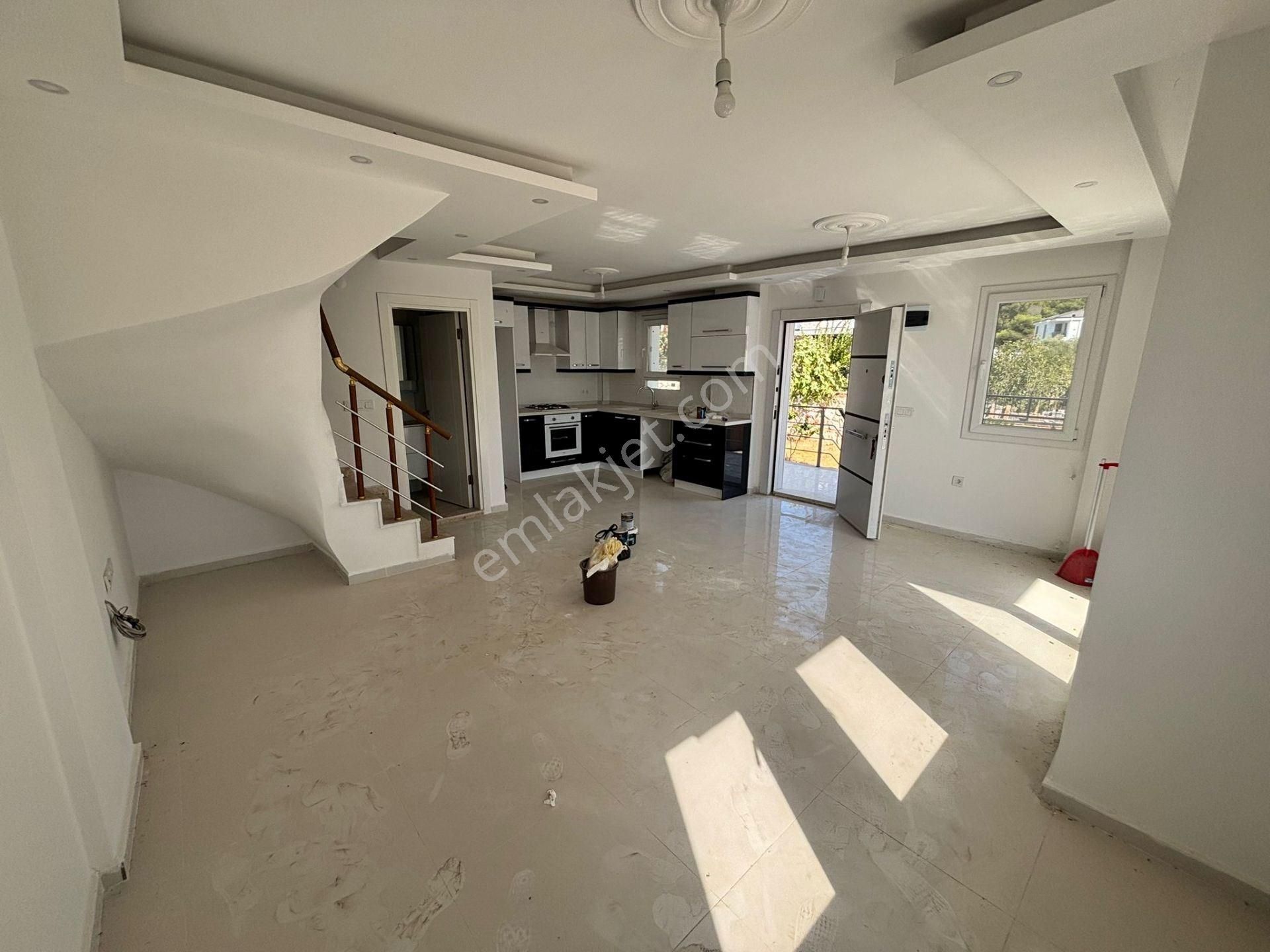 Akbükte Denize 1km Yürüme Mesafesinde Müstakil Grişli Otoparklı Villa - Görsel 16