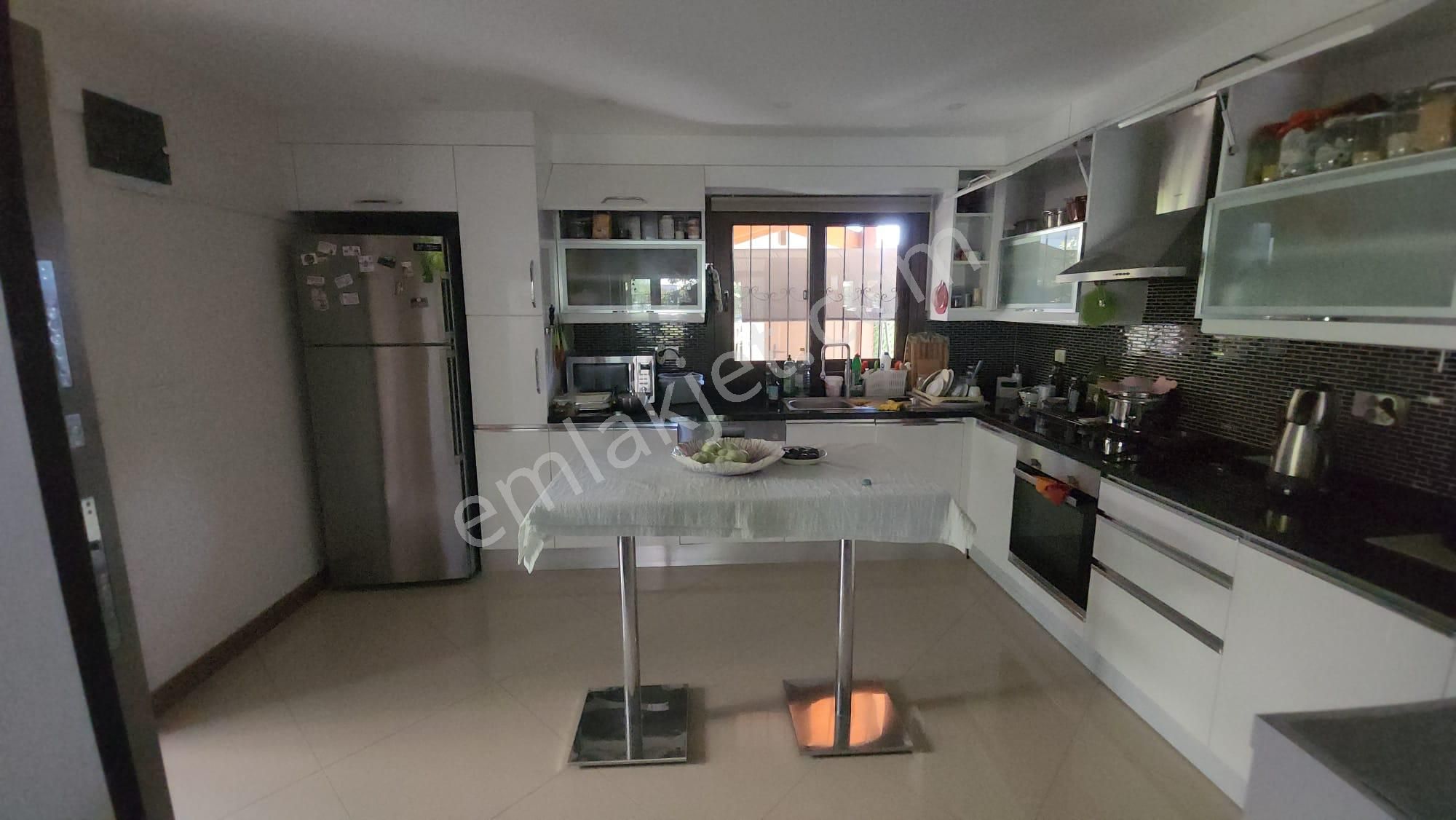 Çeşme Çiftlik'de Kumlu Plajlara Yakın Şık Villa - Görsel 25