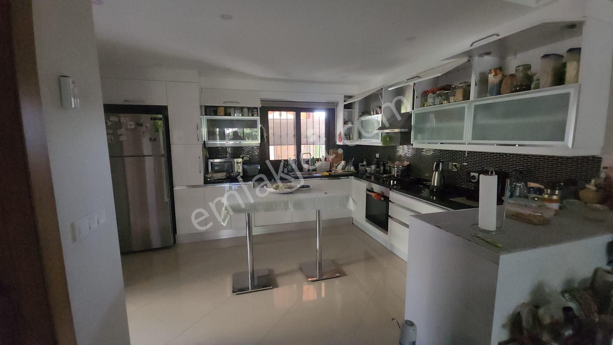 Çeşme Çiftlik'de Kumlu Plajlara Yakın Şık Villa - Görsel 24