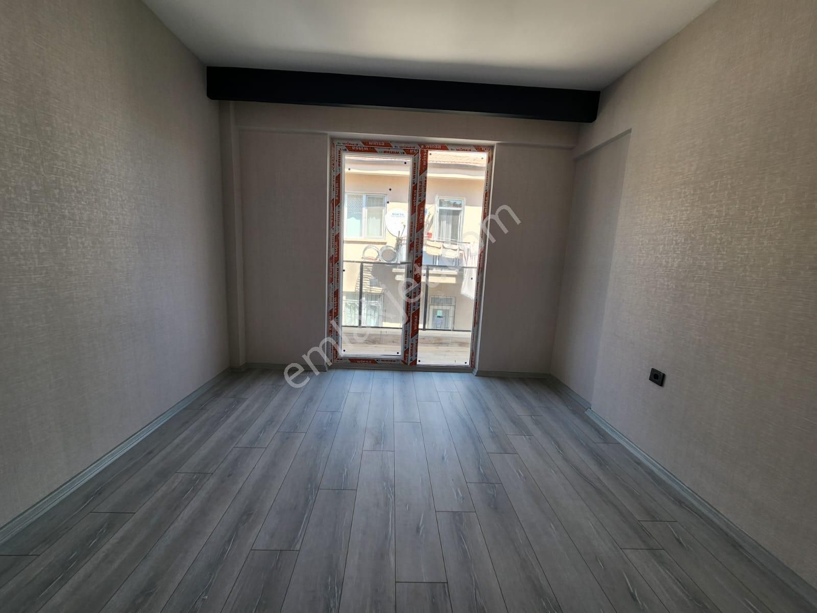 Danışment Göbekde Belediyeye Yakın Sıfır Binada Katta Ön Cephe 3+1 Satılık - Görsel 9