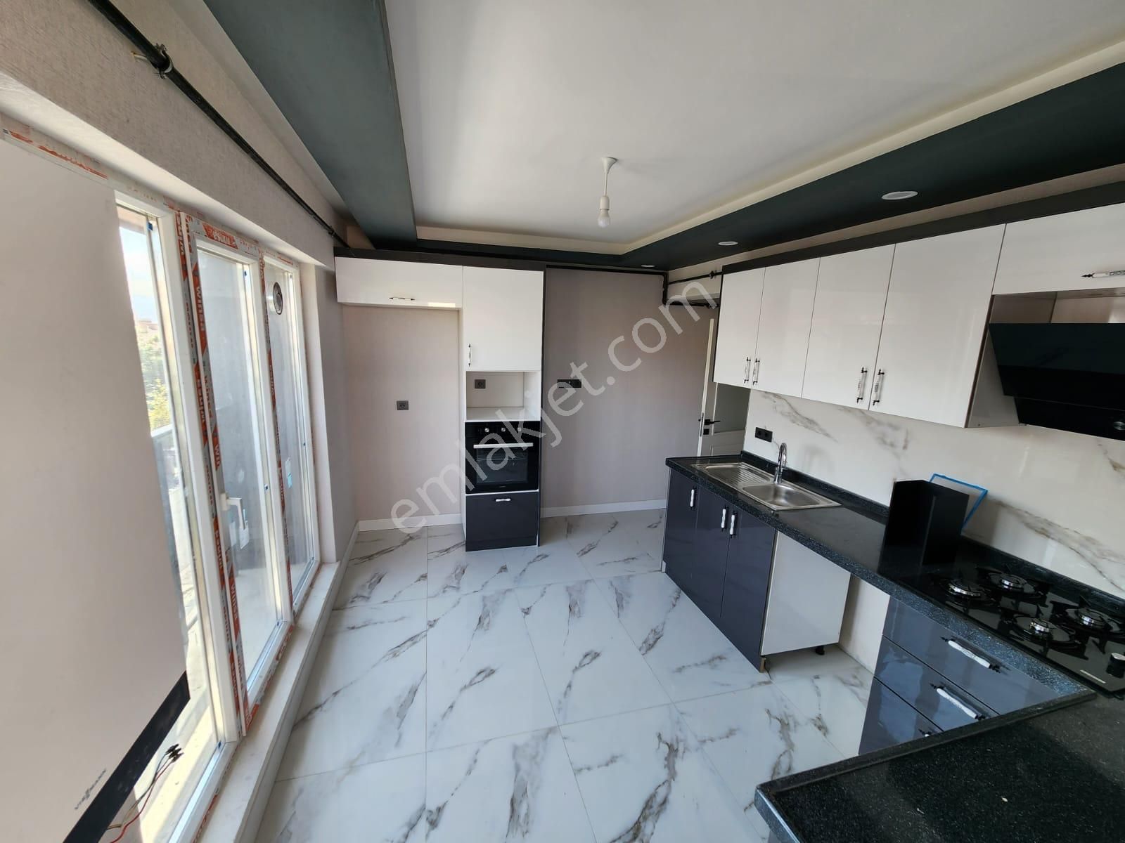 Danışment Göbekde Belediyeye Yakın Sıfır Binada Katta Ön Cephe 3+1 Satılık - Görsel 2