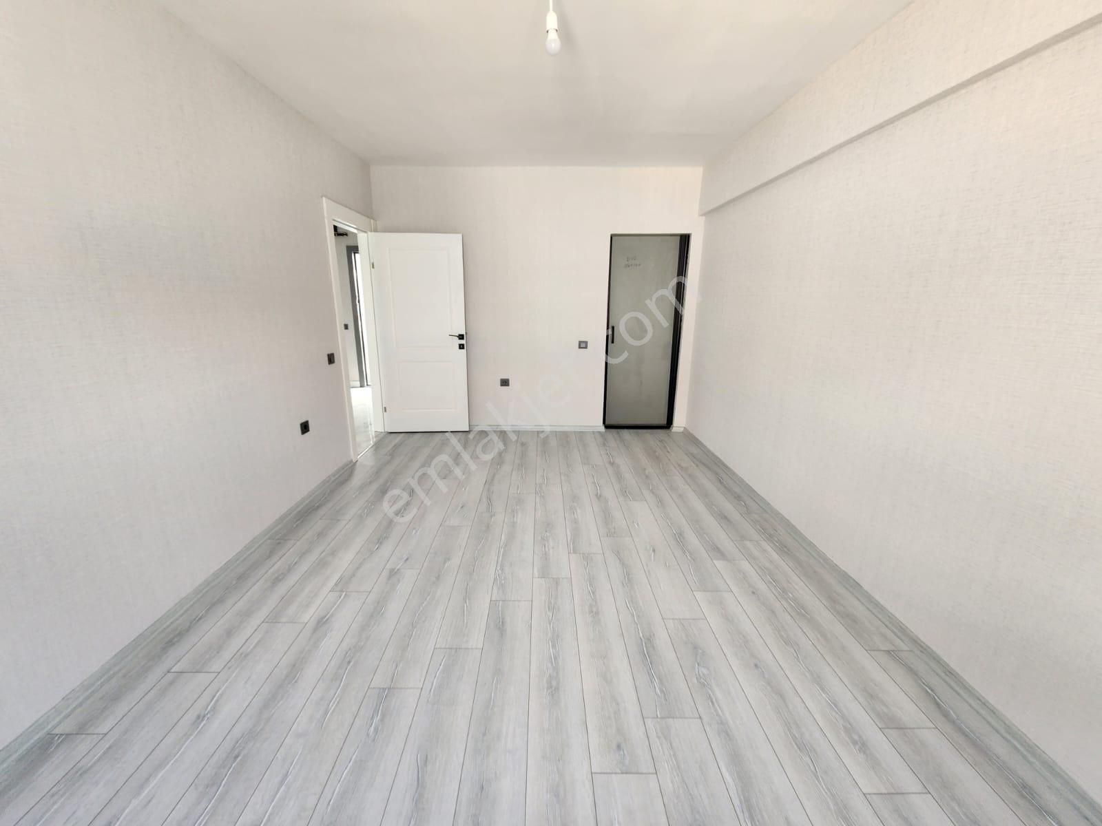 Danışment Göbekde Belediyeye Yakın Sıfır Binada Katta Ön Cephe 3+1 Satılık - Görsel 11