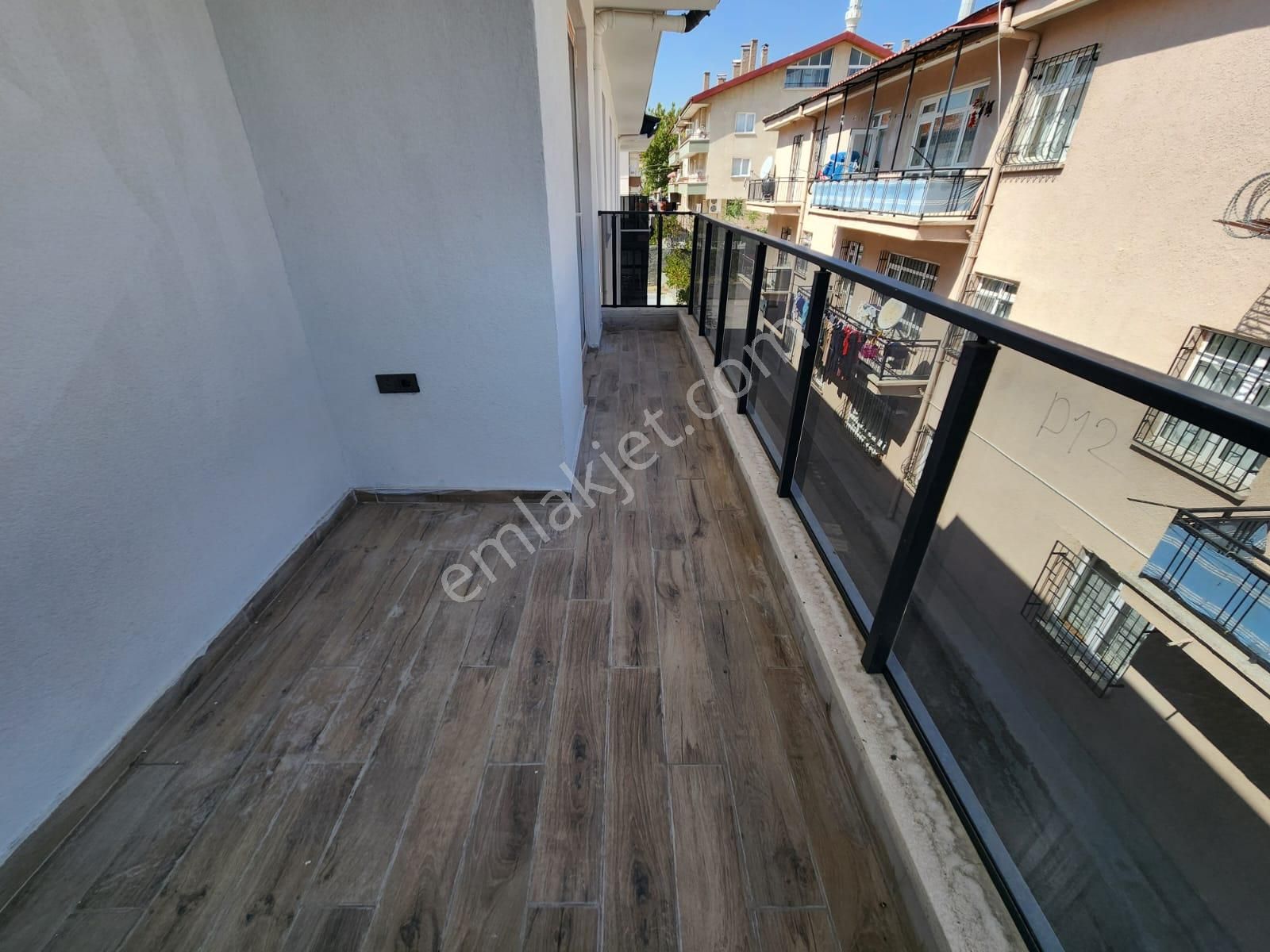 Danışment Göbekde Belediyeye Yakın Sıfır Binada Katta Ön Cephe 3+1 Satılık - Görsel 4