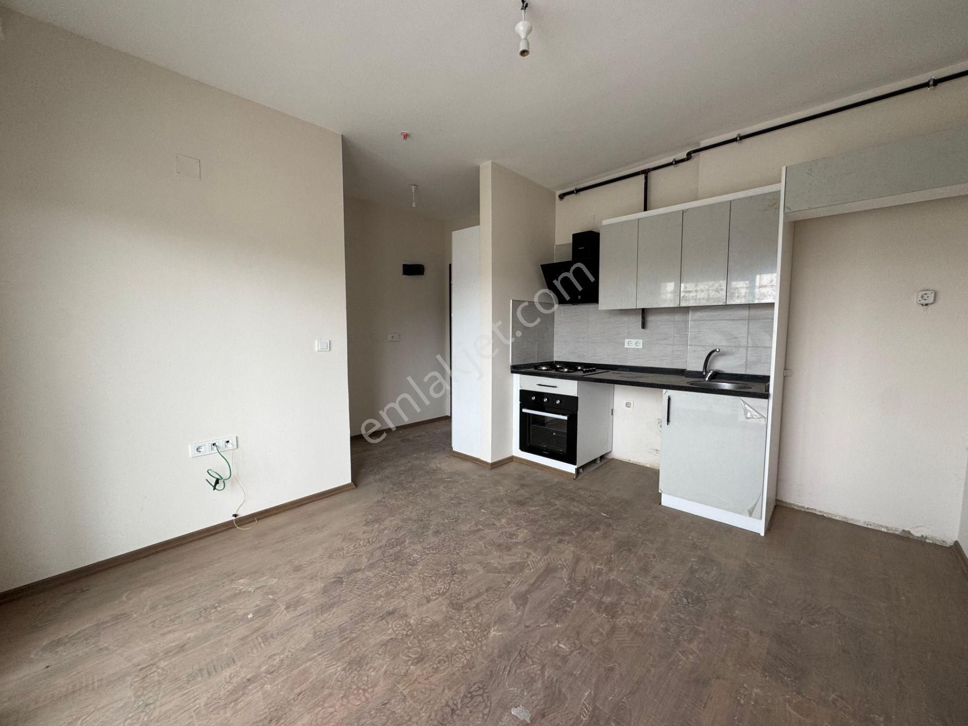 Bahçeşehir/isabet Okulları Civarı/1 Yaşında/2 Cephe/yatırımlık!!