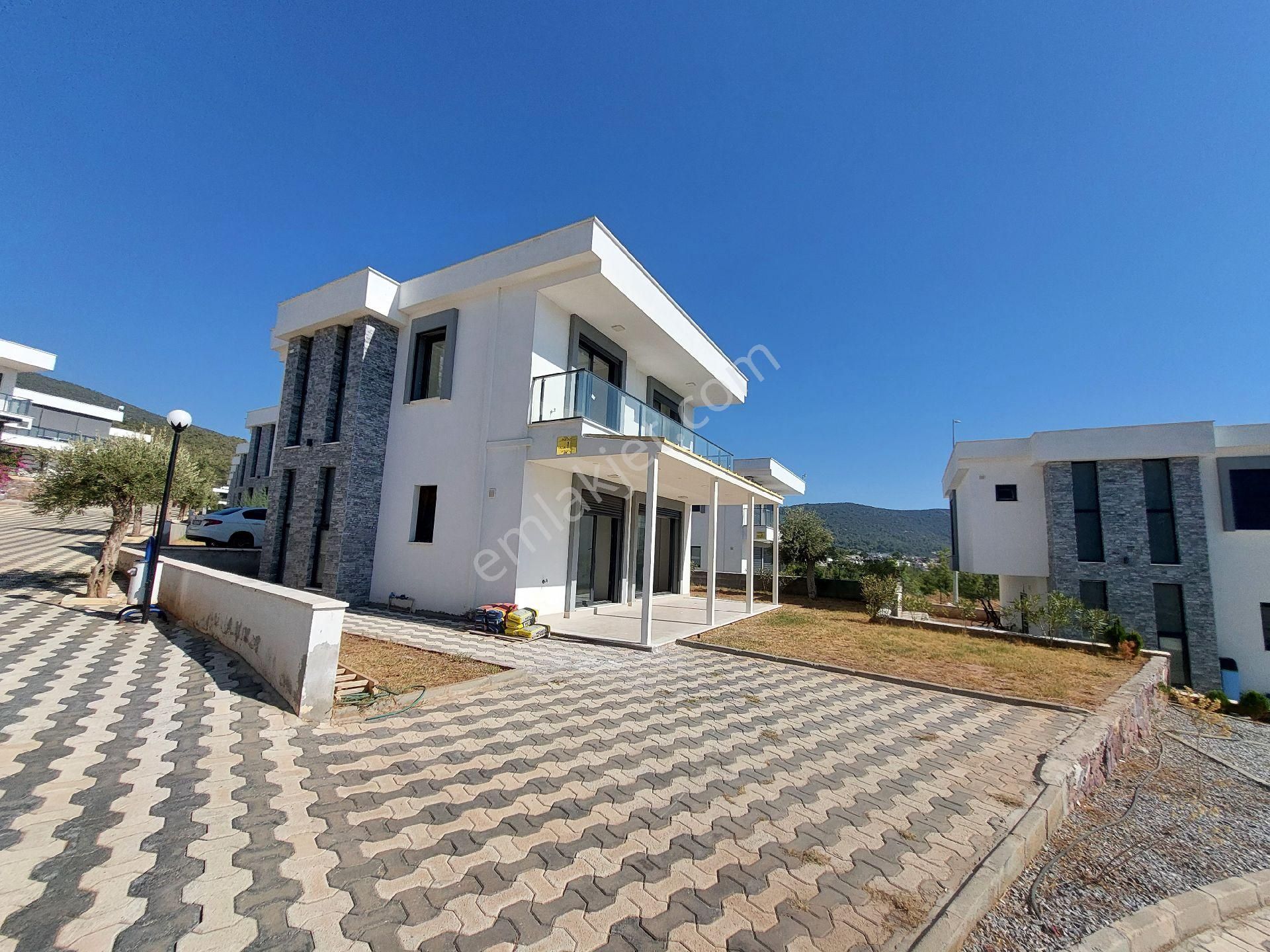 Müstakil3+1 Villa Ayrı Mutfak, Otoparklı Geniş Bahçeli, Ortak 2 Adet Havuz ,kamera Sistemi