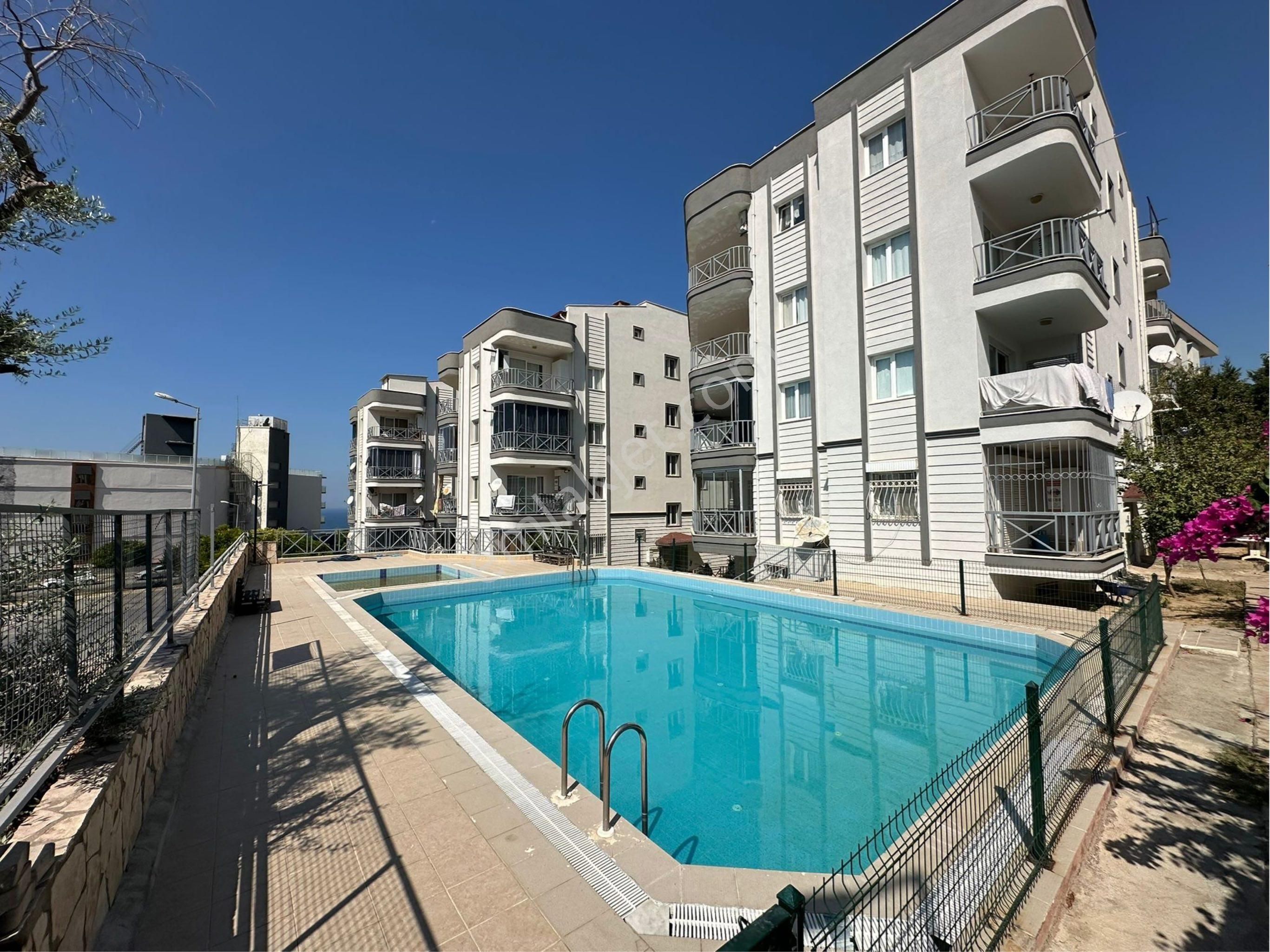 Kuşadası Ege Mahallesi’nde Denize Yakın Yenilenmiş 3+1 Daire