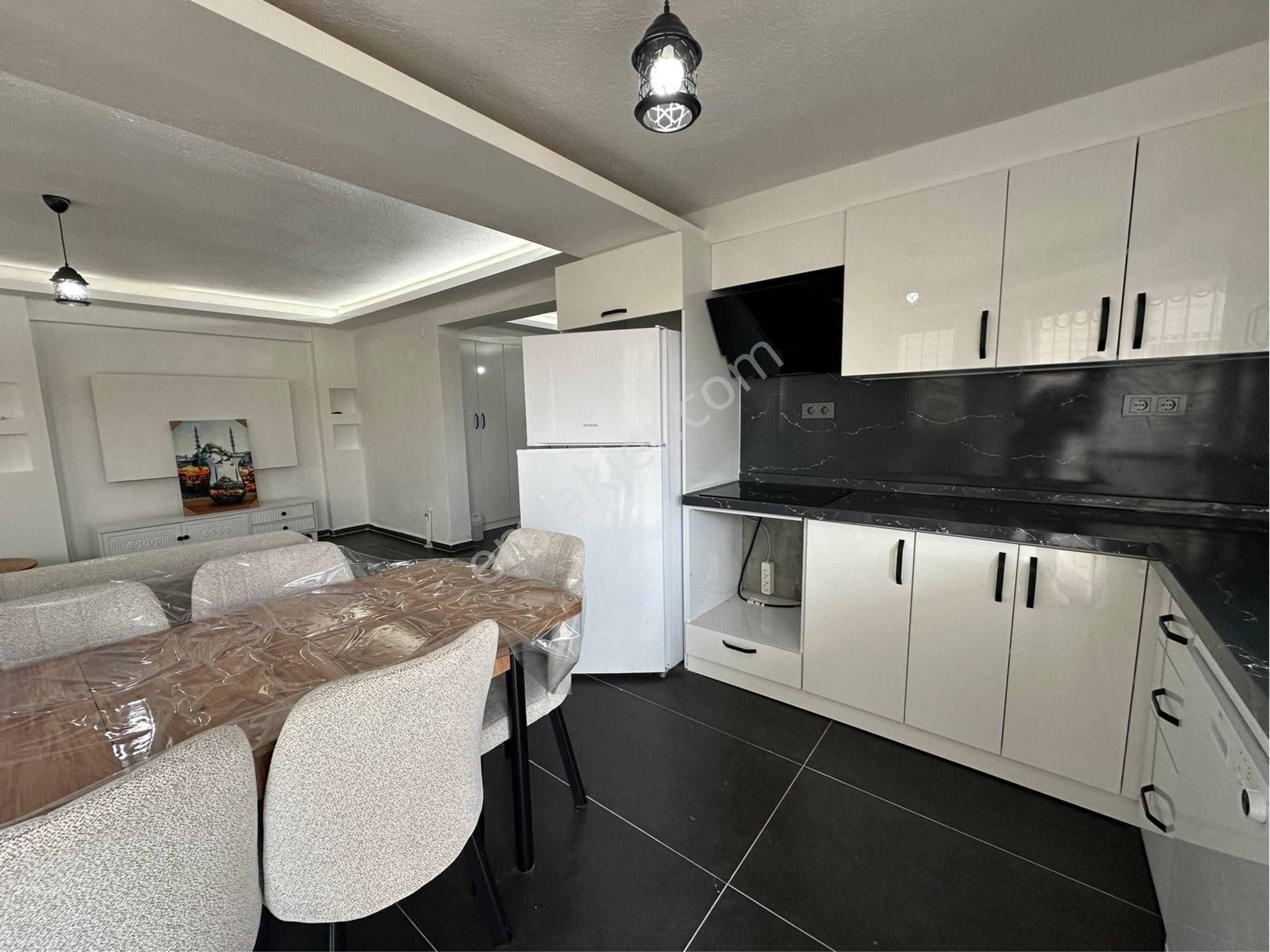 Kuşadası Ege Mahallesi’nde Denize Yakın Yenilenmiş 3+1 Daire - Görsel 12