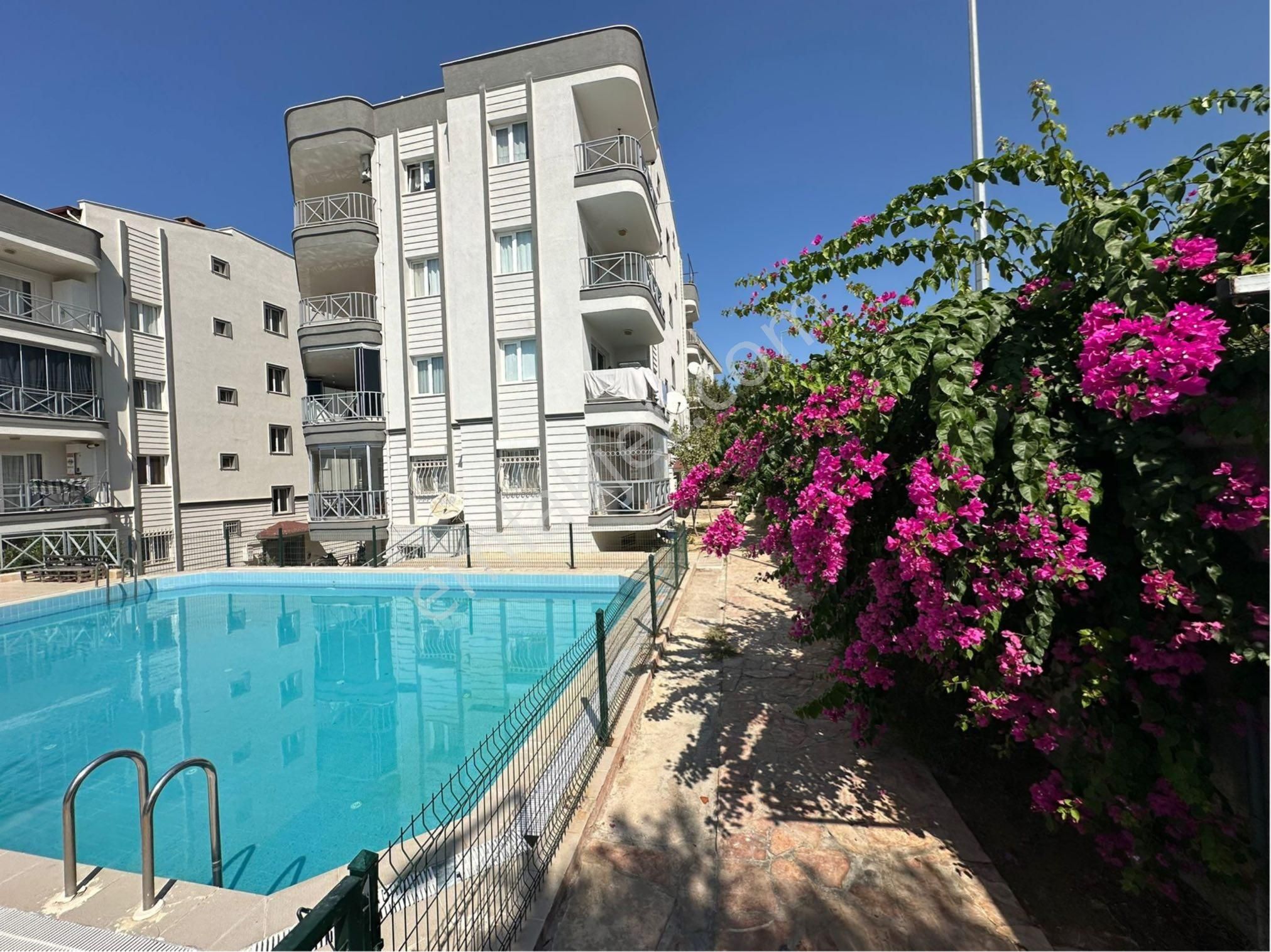 Kuşadası Ege Mahallesi’nde Denize Yakın Yenilenmiş 3+1 Daire - Görsel 2