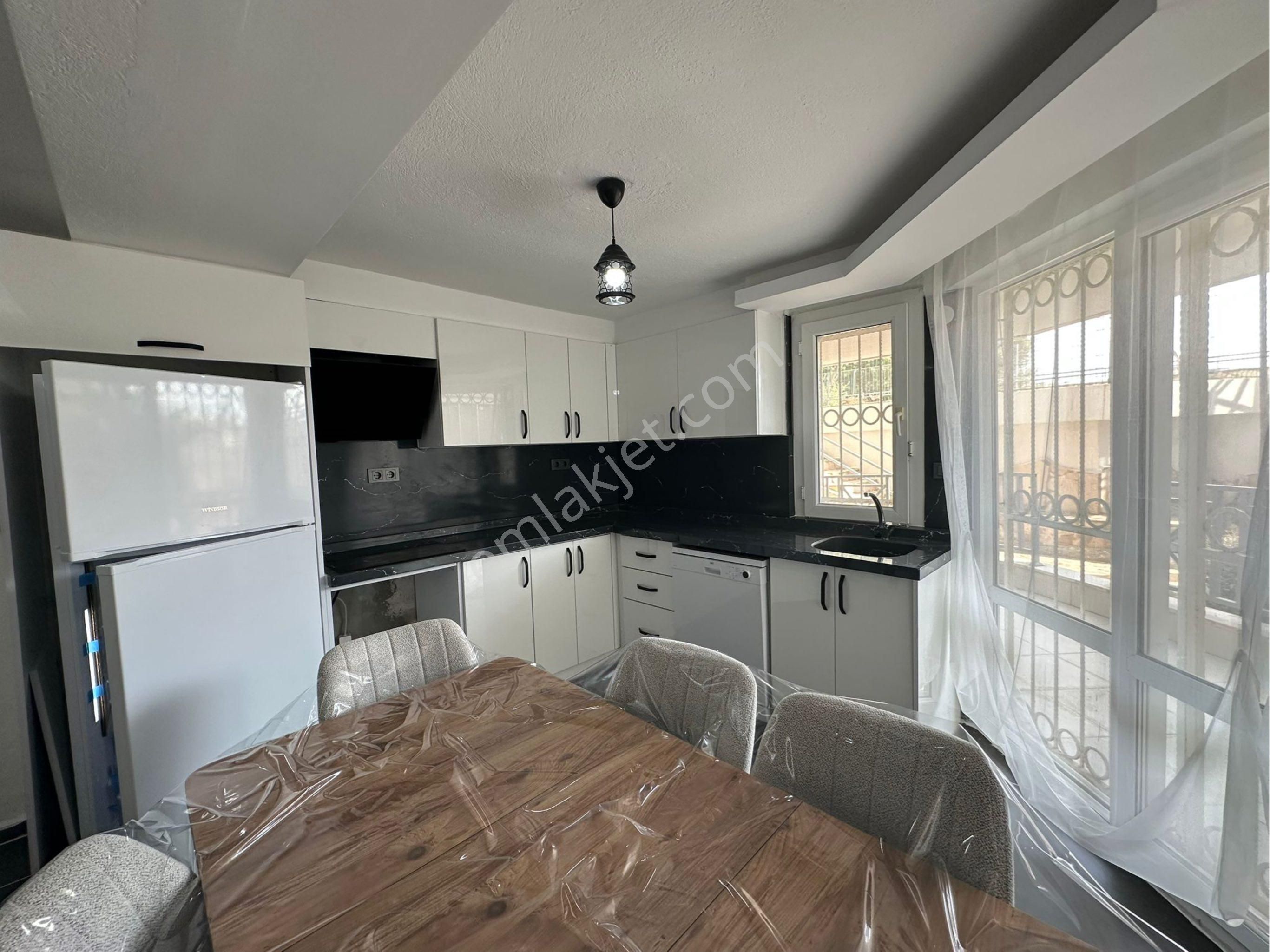 Kuşadası Ege Mahallesi’nde Denize Yakın Yenilenmiş 3+1 Daire - Görsel 11